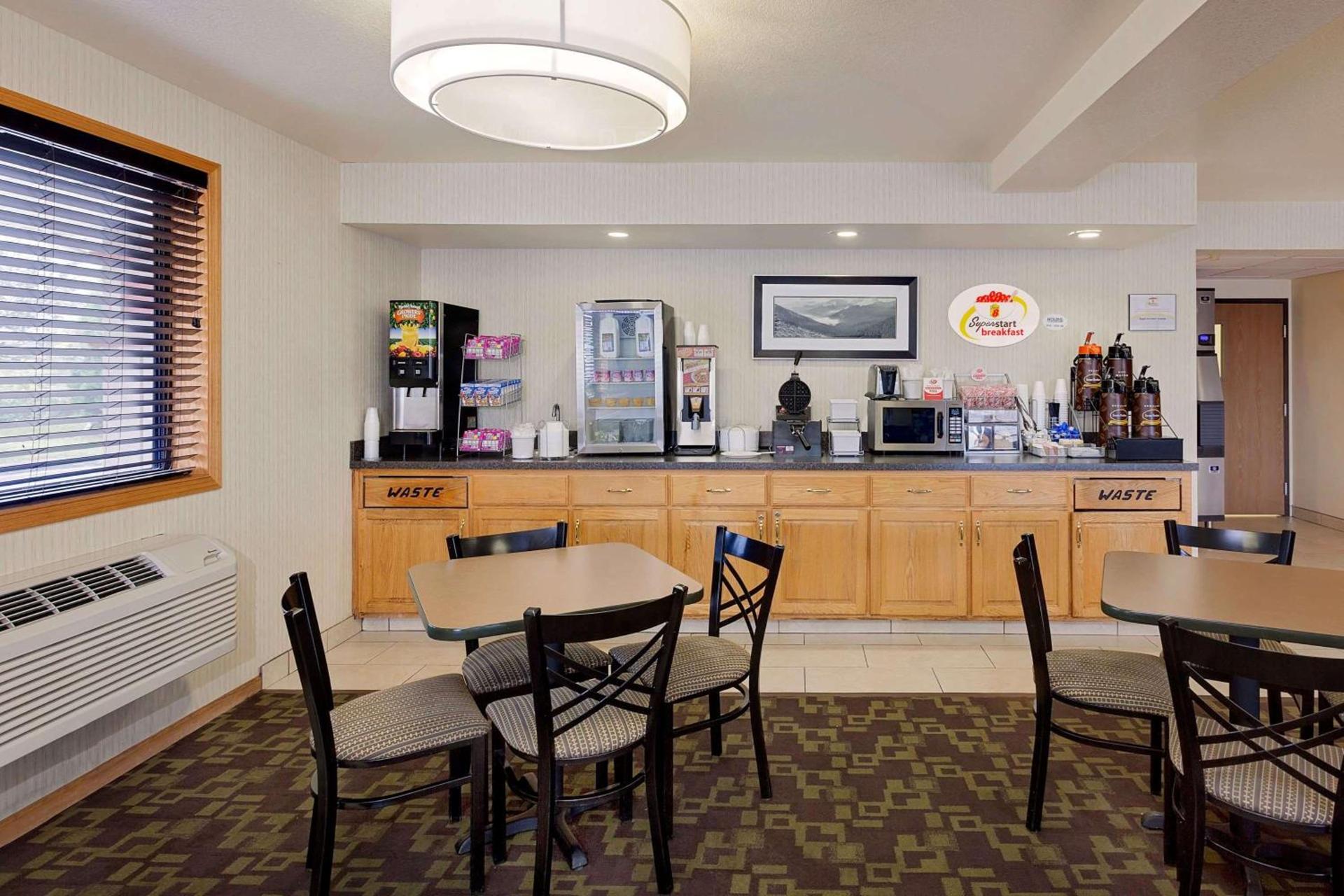 Super 8 by Wyndham Lebanon photo 25