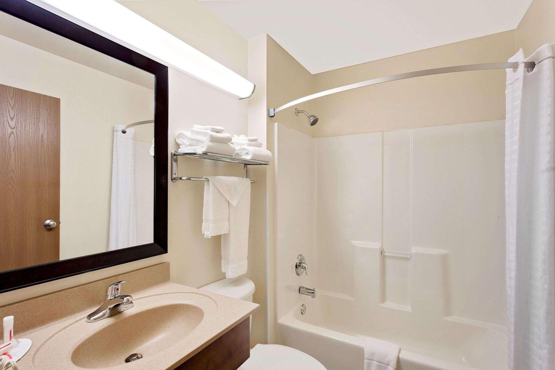 Super 8 by Wyndham Lebanon photo 24