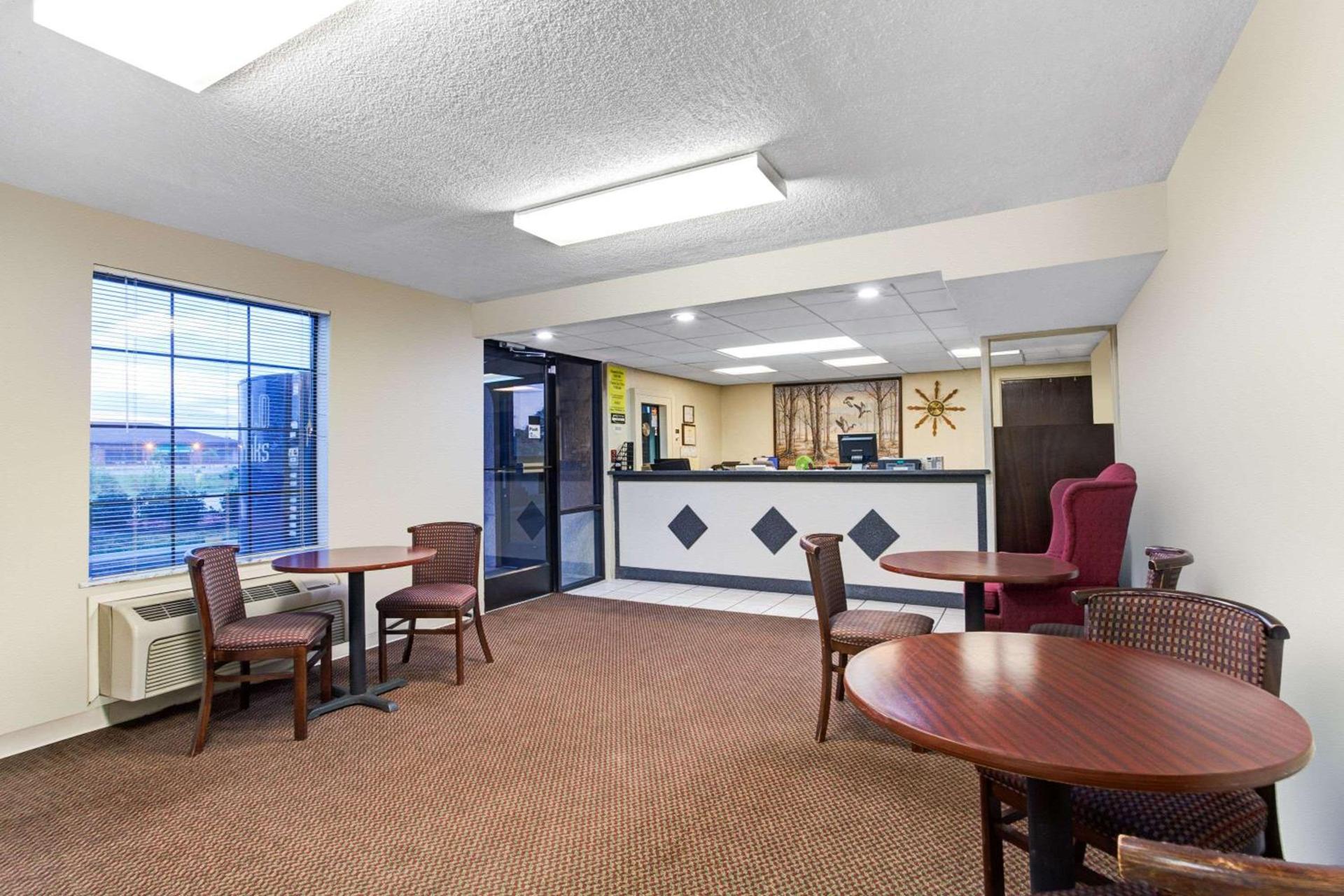 Super 8 by Wyndham Clarksville East photo 5