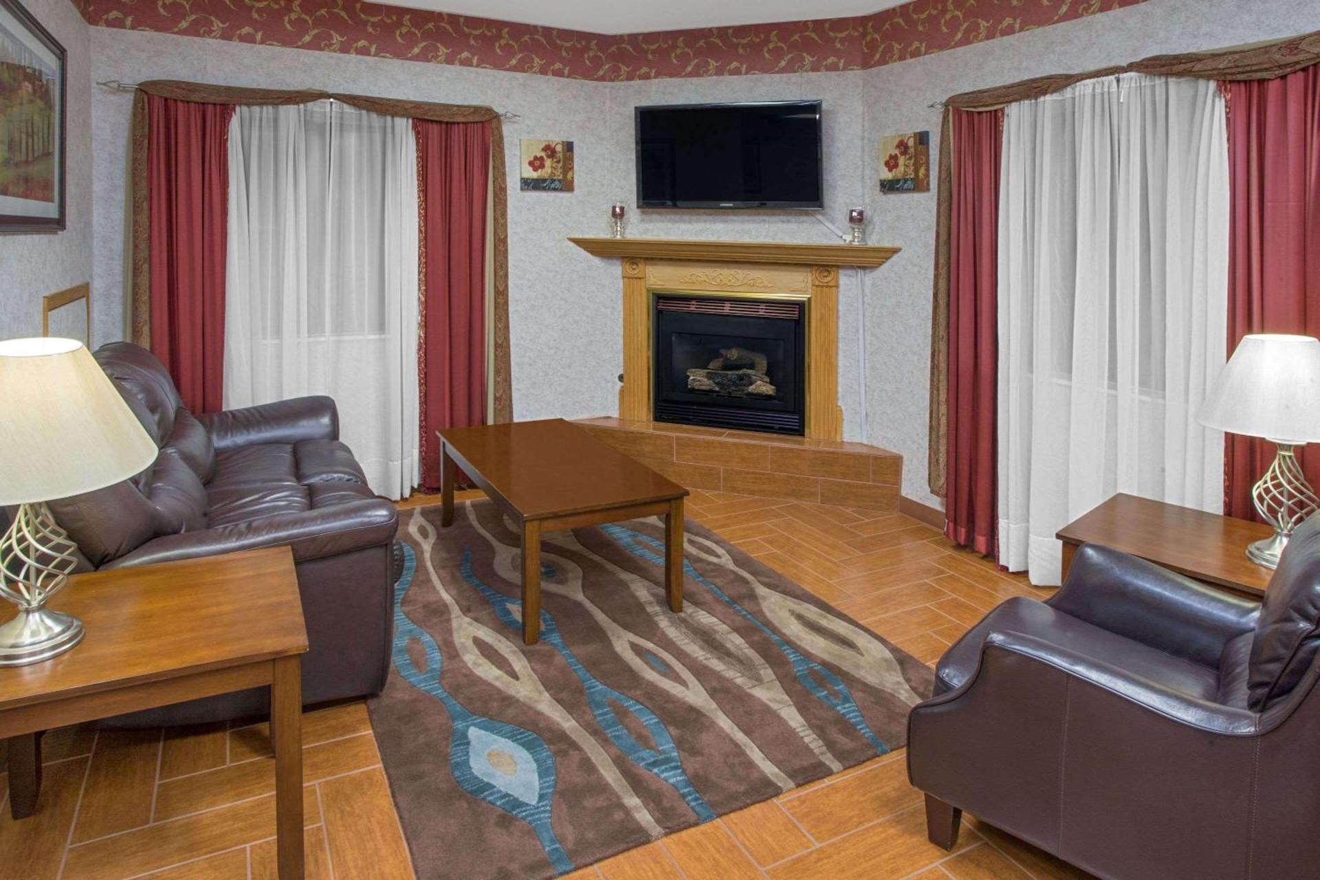Super 8 by Wyndham Three Rivers photo 3