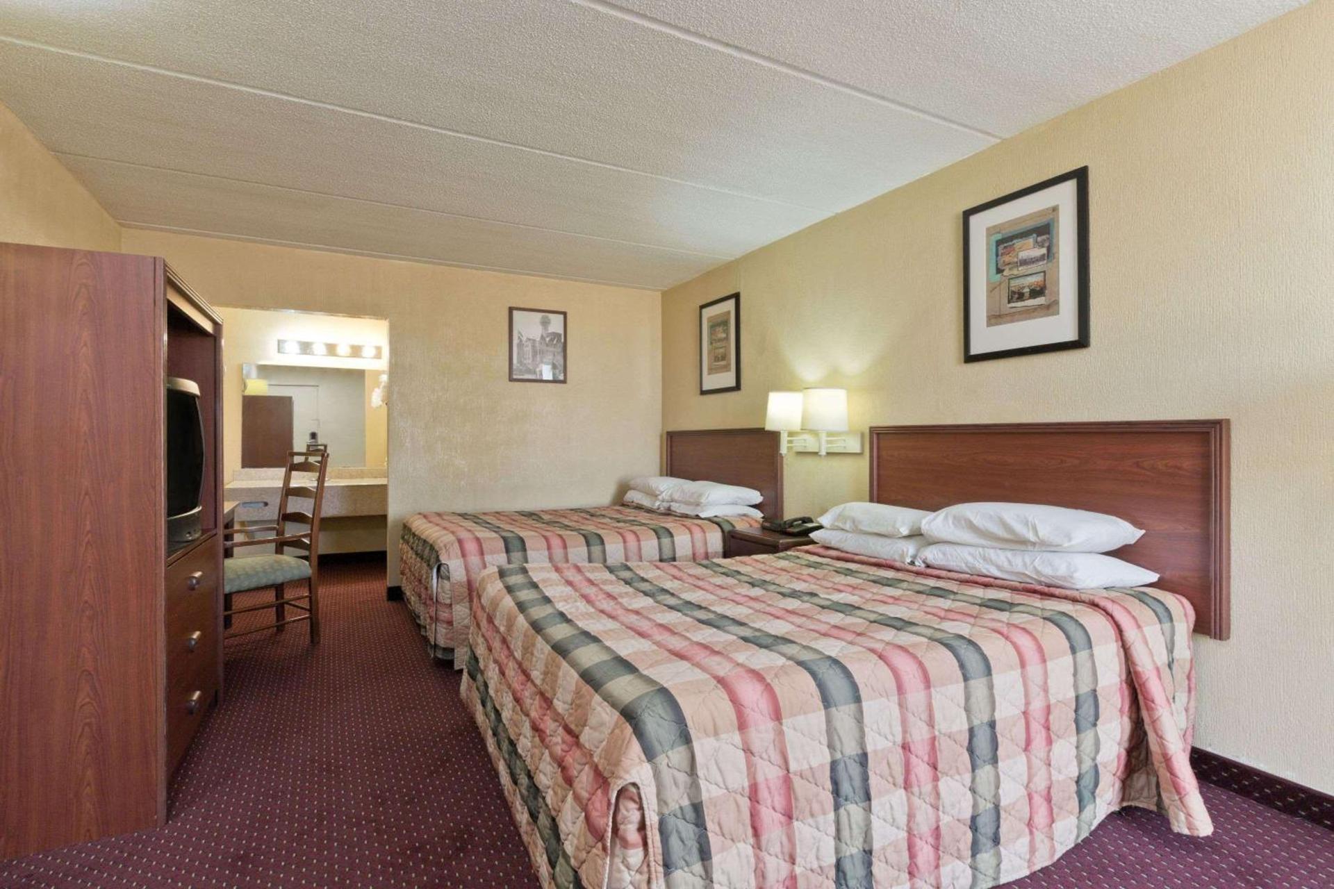 Knights Inn Brenham photo 11
