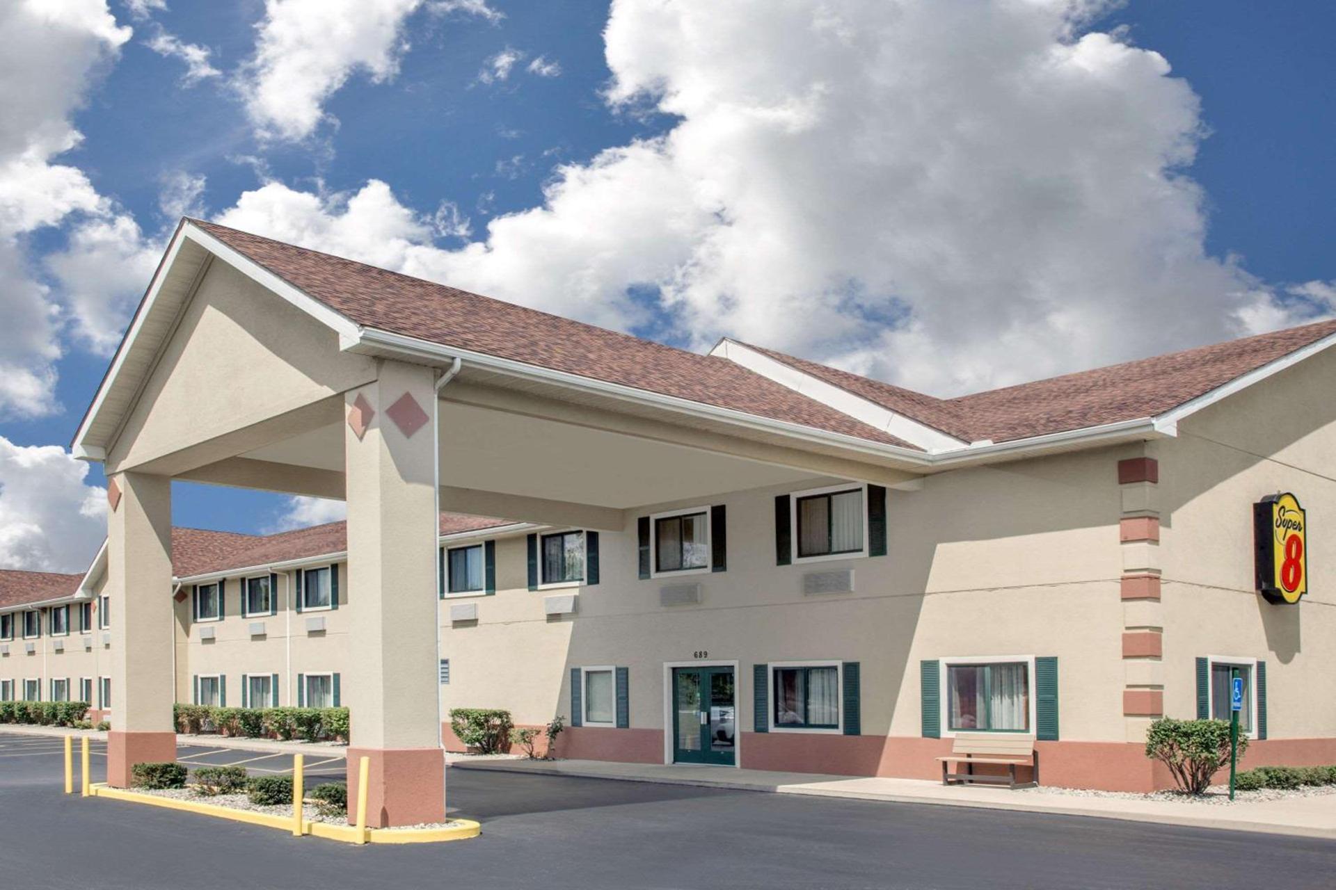 Super 8 by Wyndham Three Rivers photo 1