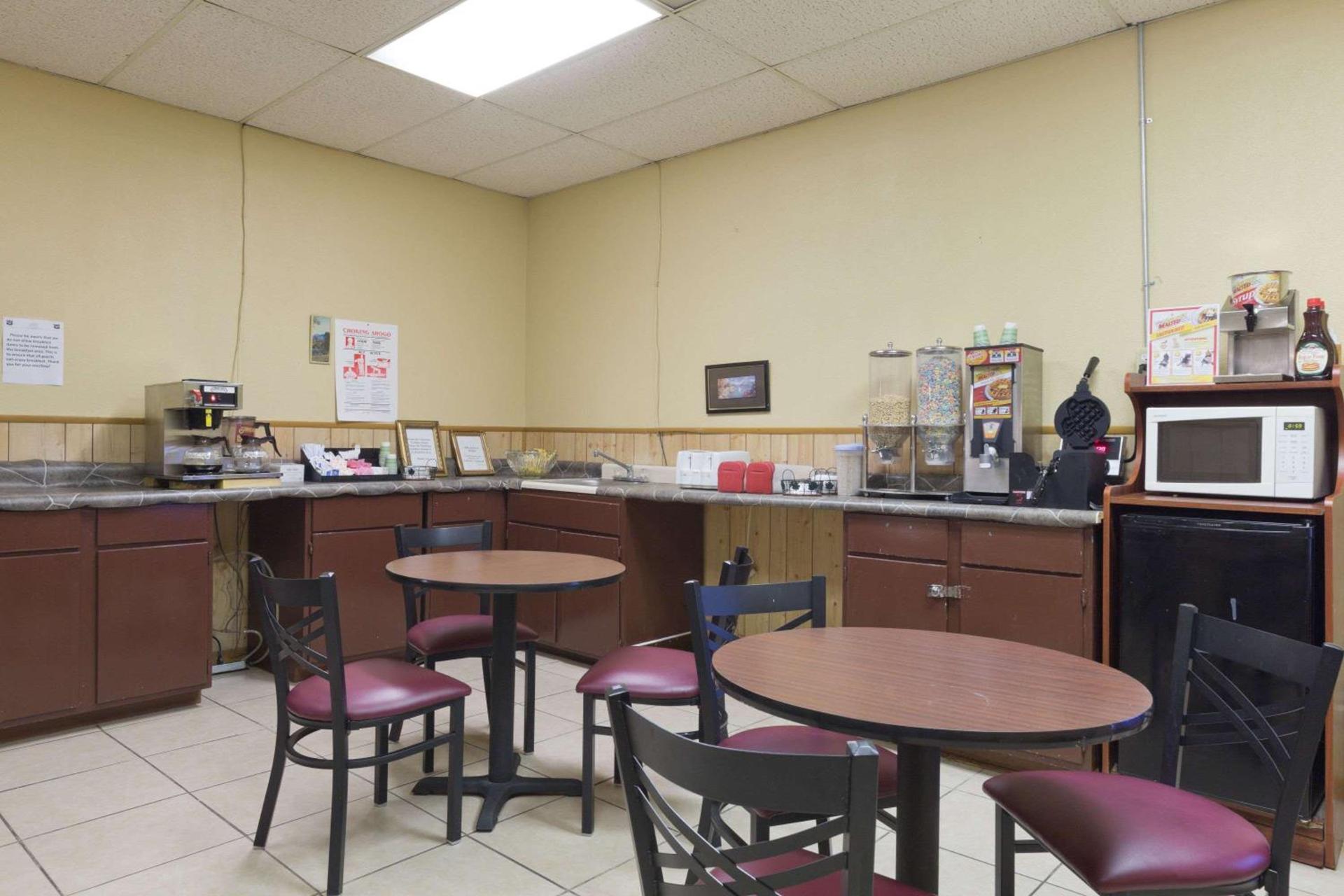 Knights Inn Brenham photo 12