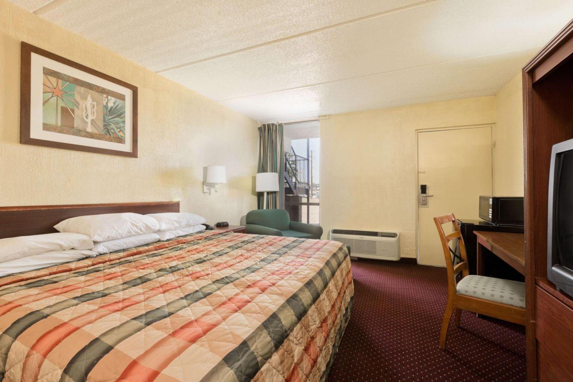 Knights Inn Brenham photo 14