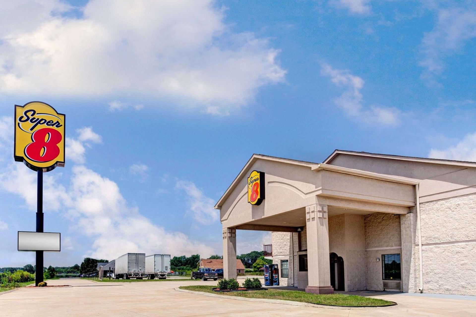 Super 8 by Wyndham Clarksville East photo 1