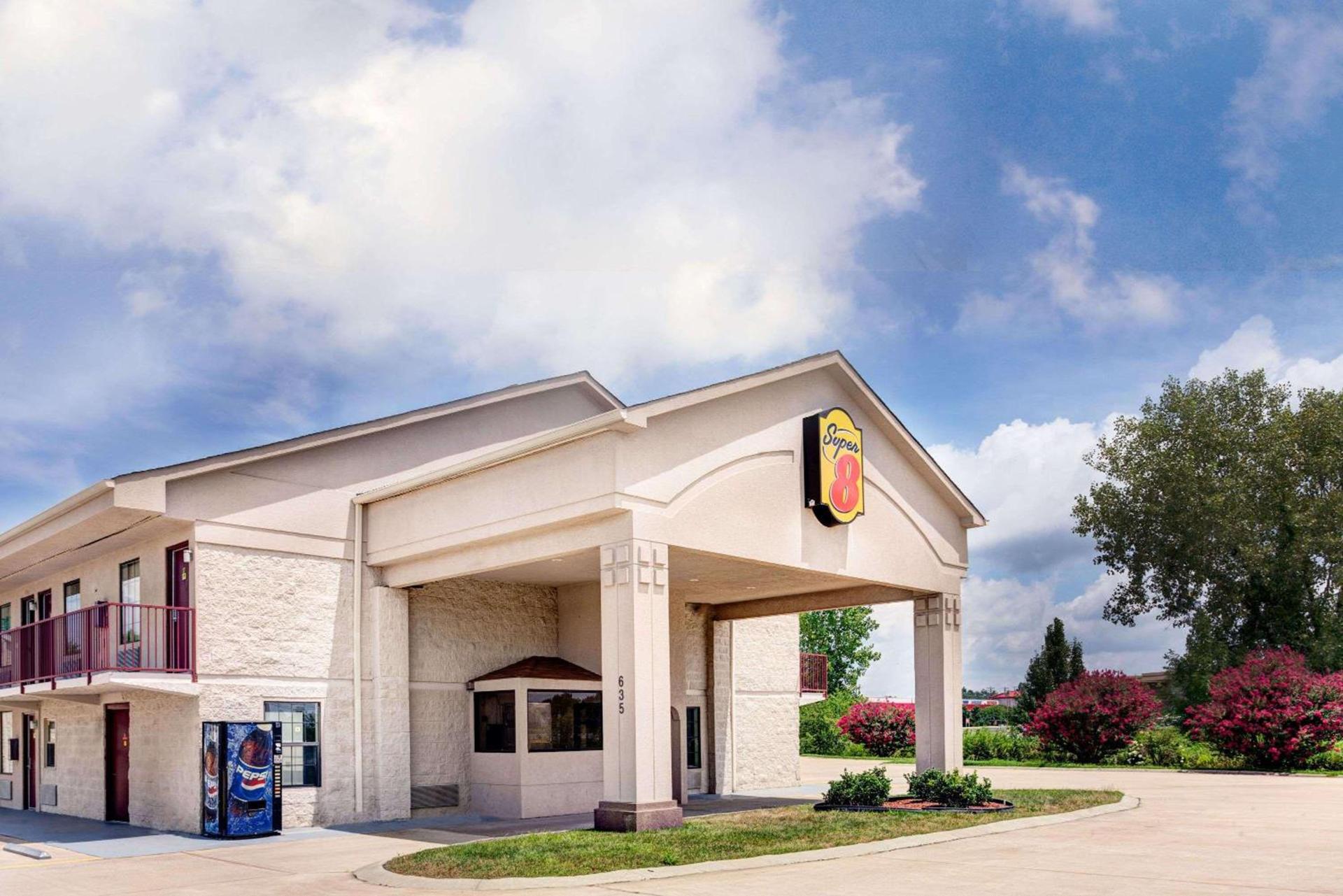 Super 8 by Wyndham Clarksville East photo 4