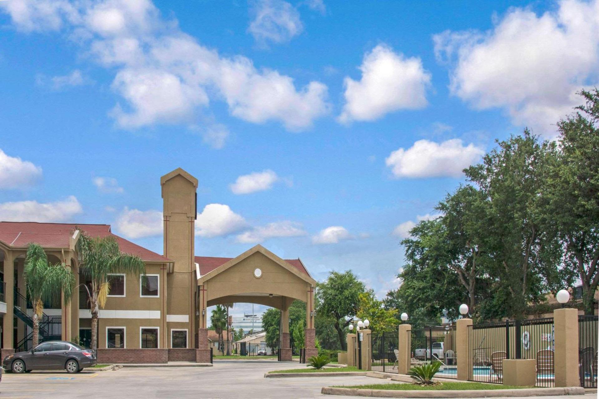 Super 8 by Wyndham Houston/Brookhollow NW photo 3