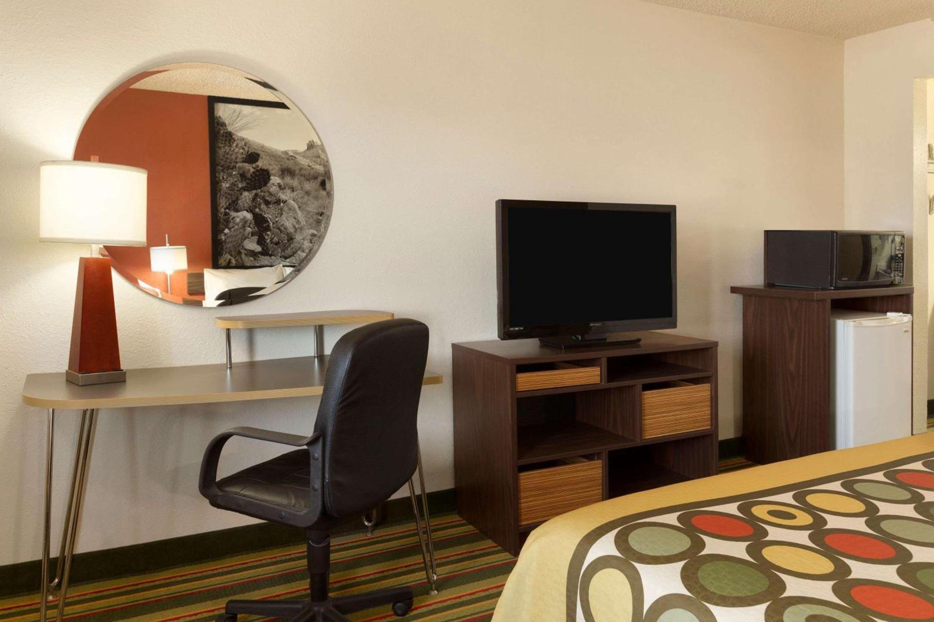 Super 8 by Wyndham Woodward photo 7