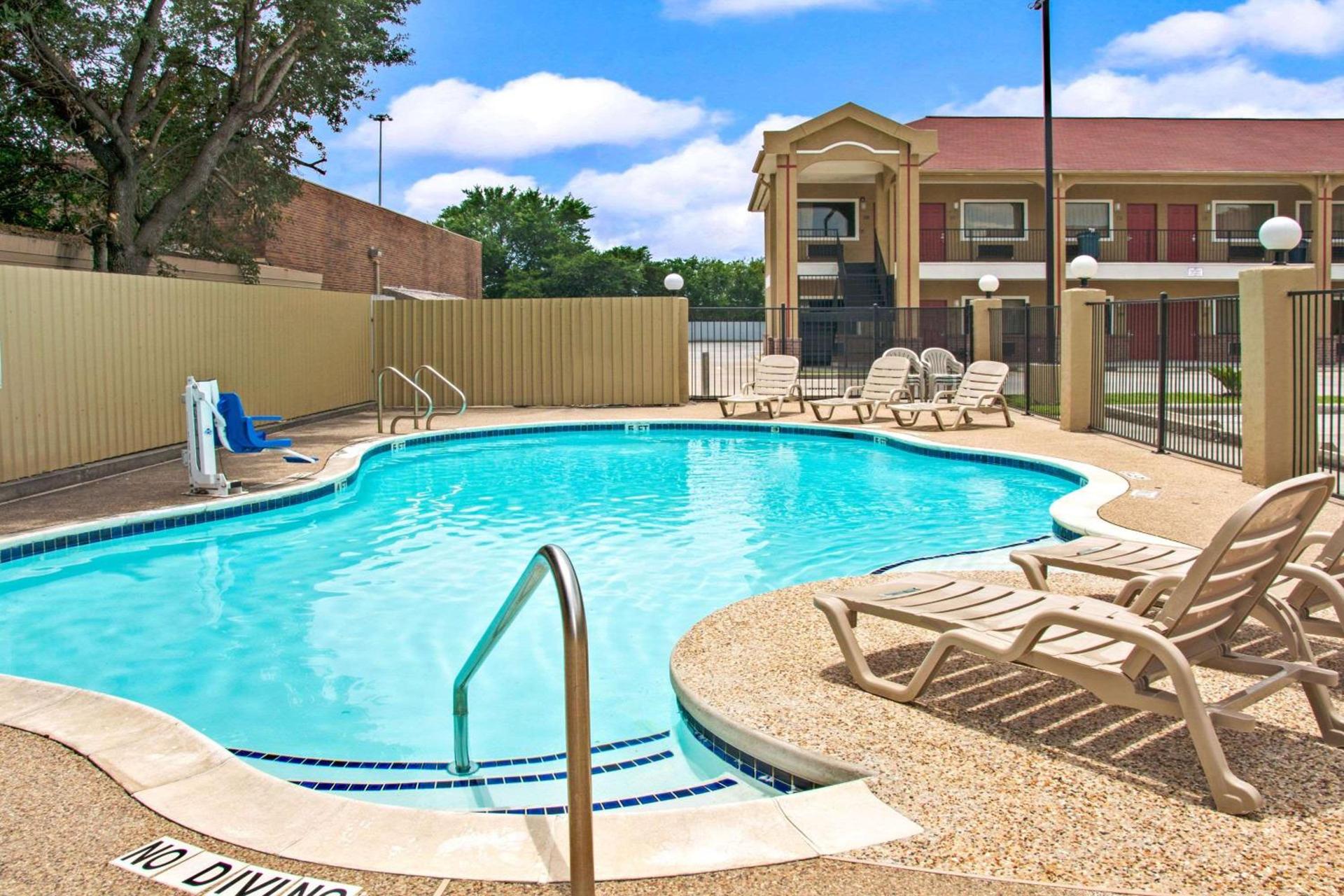 Super 8 by Wyndham Houston/Brookhollow NW photo 7