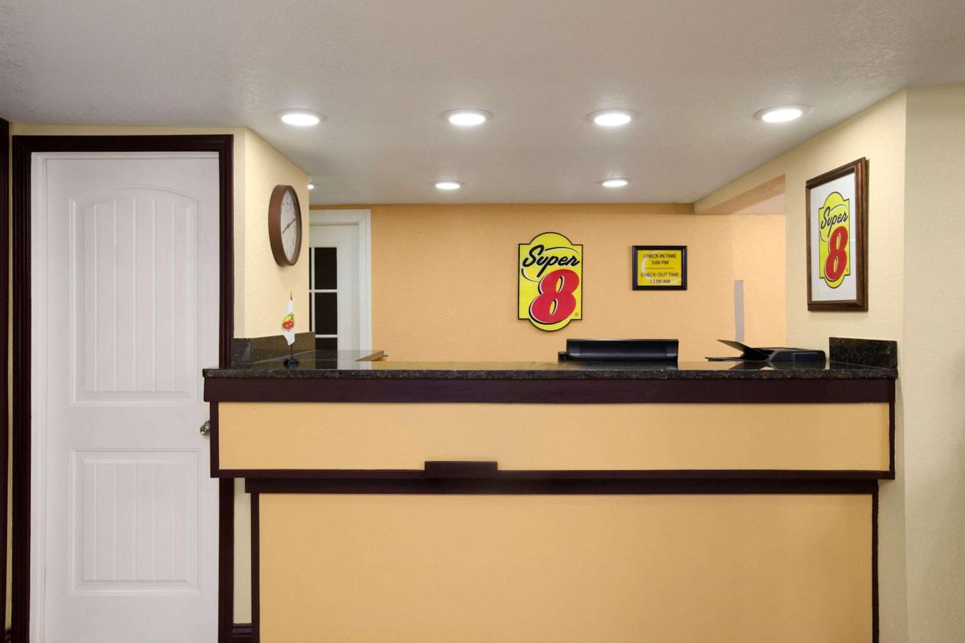 Super 8 by Wyndham Woodward photo 4