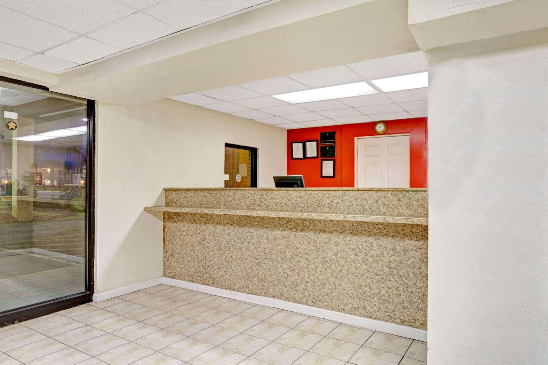 Super 8 by Wyndham Fredericksburg photo 10