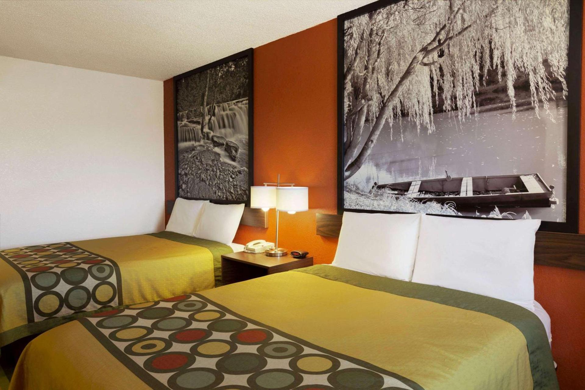 Super 8 by Wyndham Woodward photo 8
