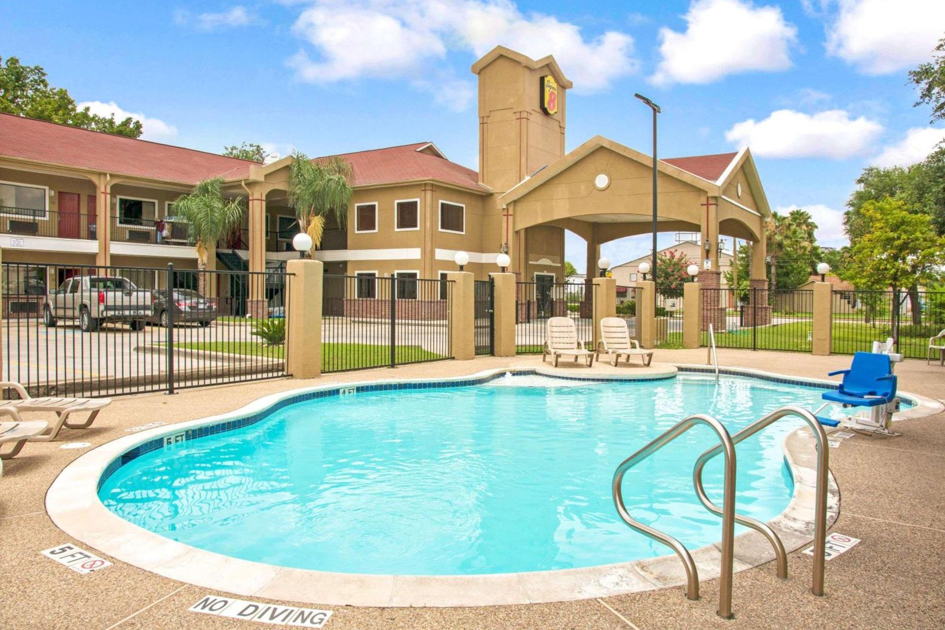 Super 8 by Wyndham Houston/Brookhollow NW photo 8