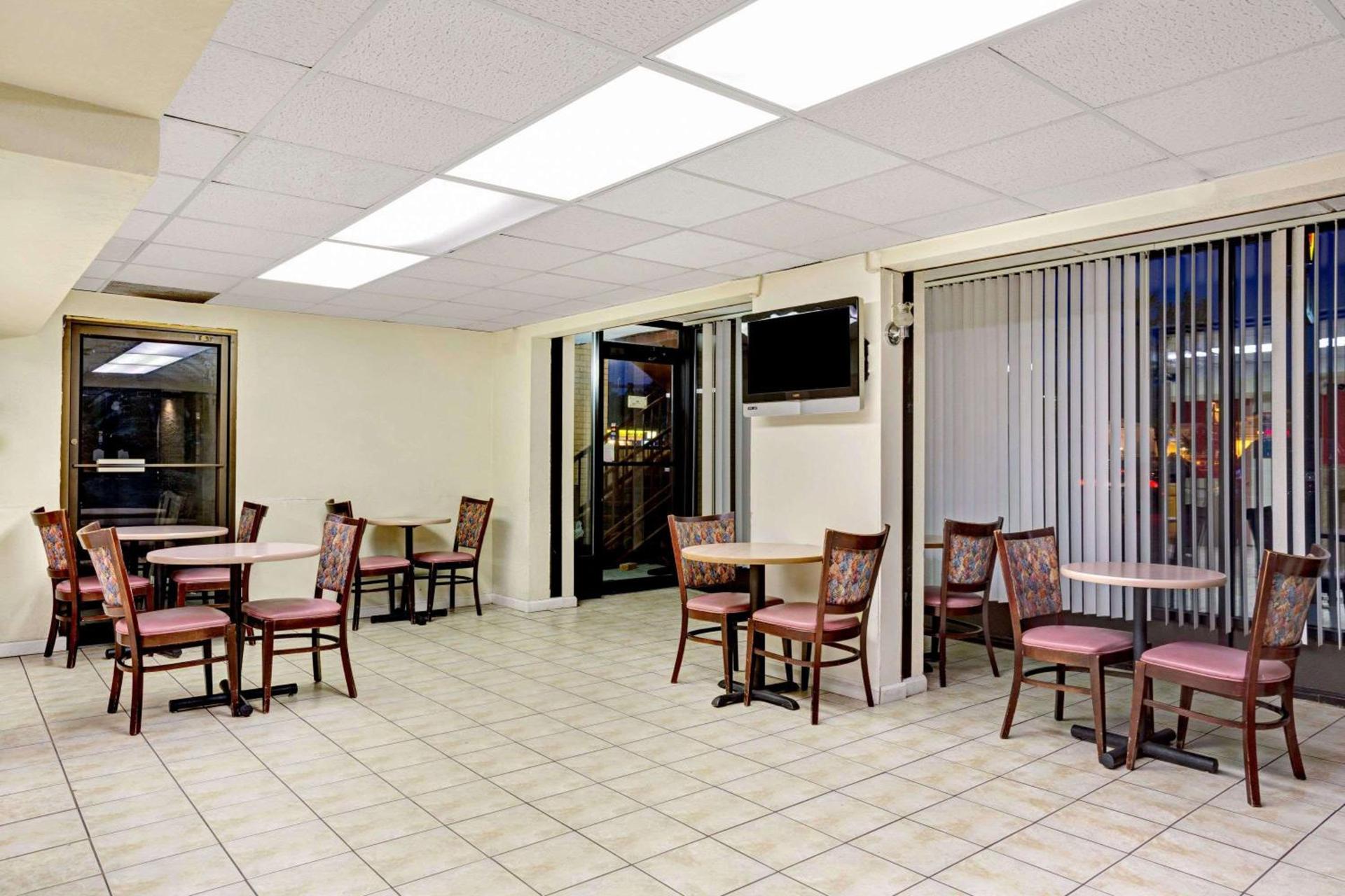 Super 8 by Wyndham Fredericksburg photo 21
