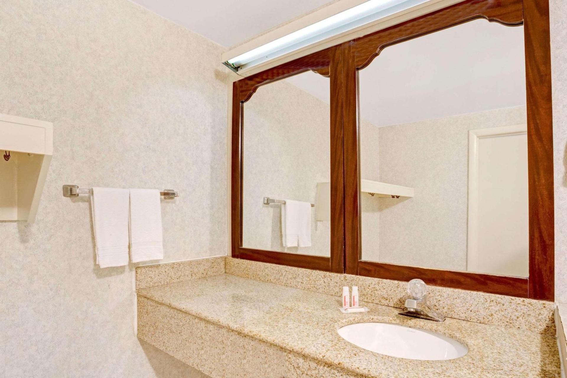 Super 8 by Wyndham Fredericksburg photo 13