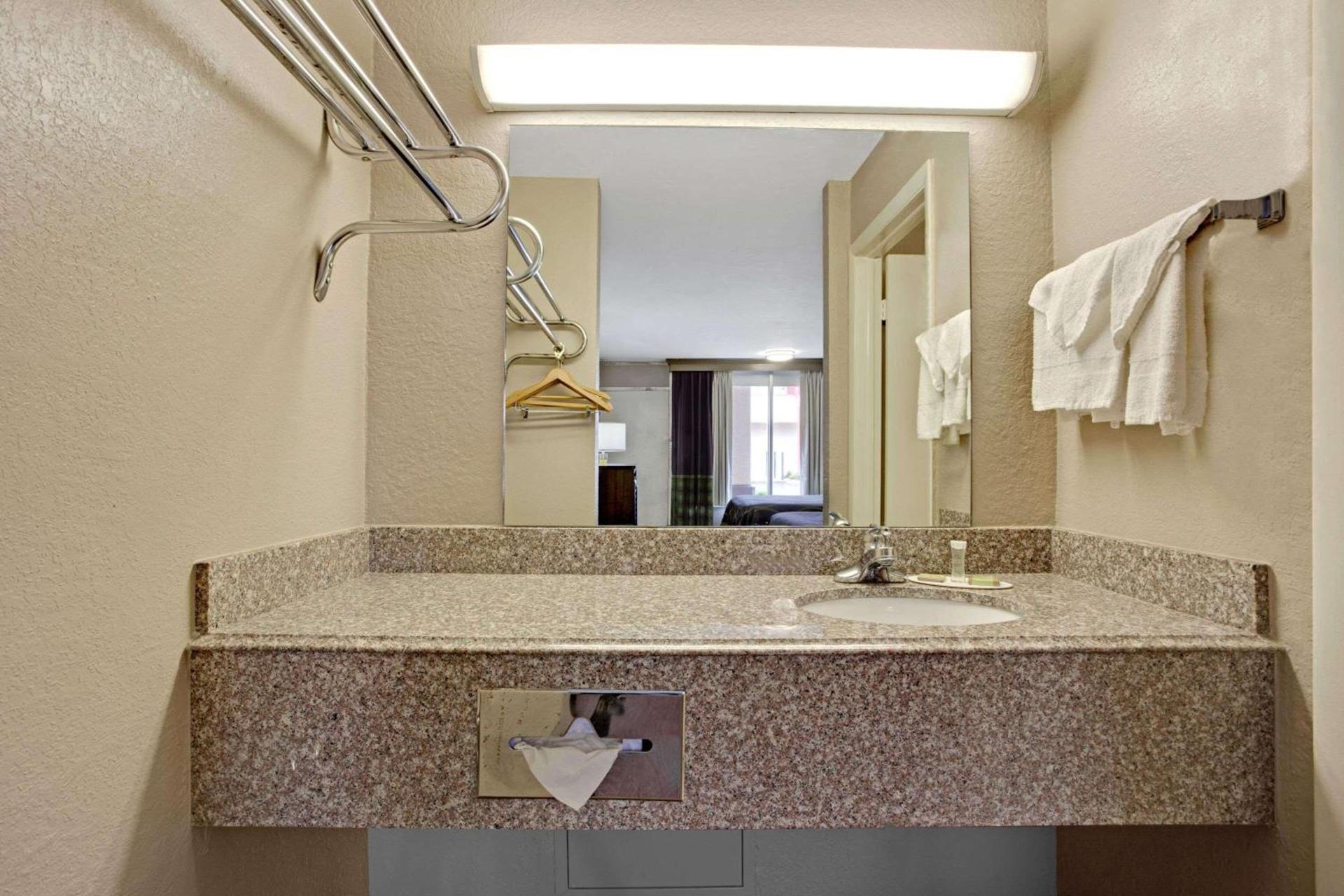 Super 8 by Wyndham Oklahoma/Frontier City photo 8