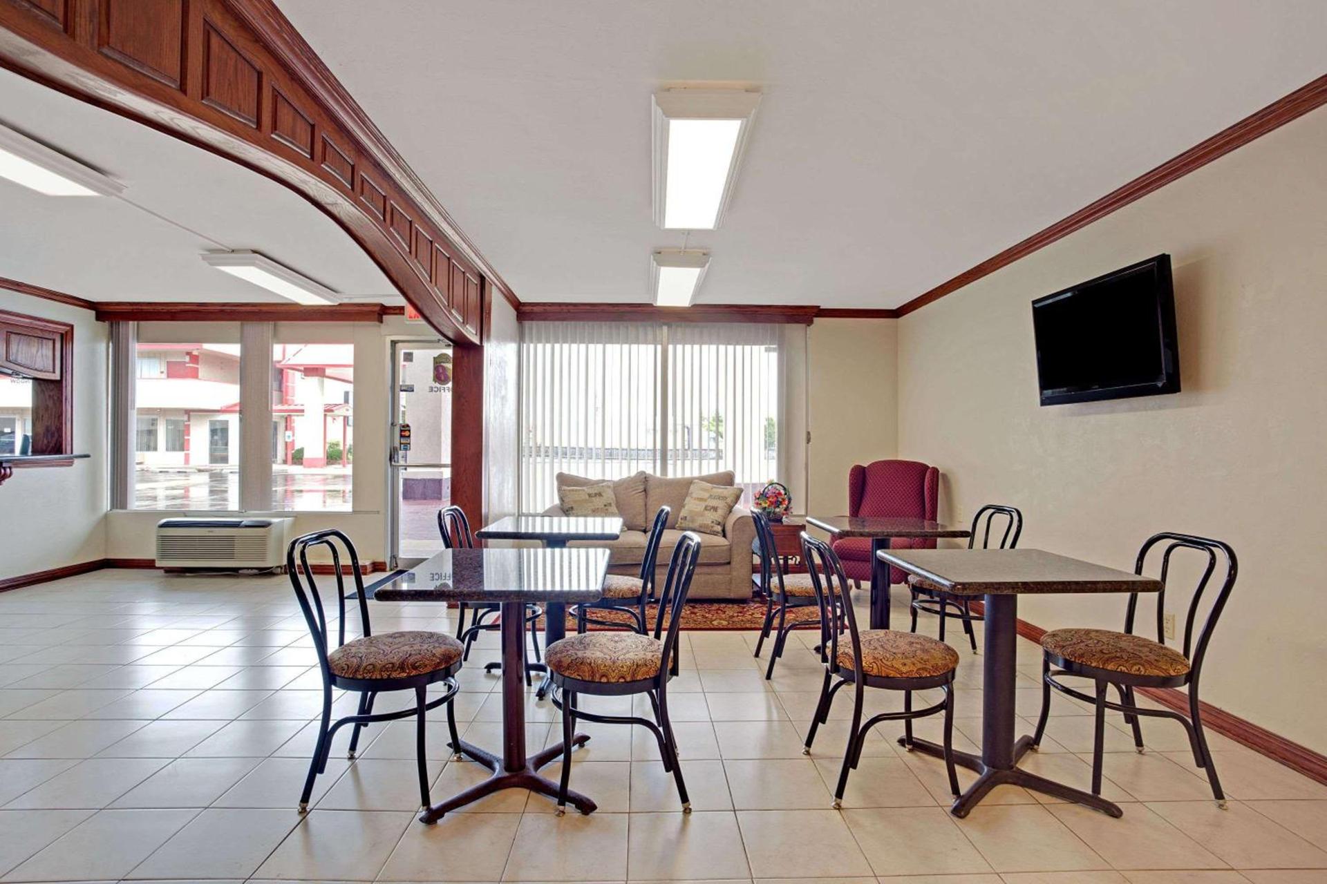 Super 8 by Wyndham Oklahoma/Frontier City photo 14