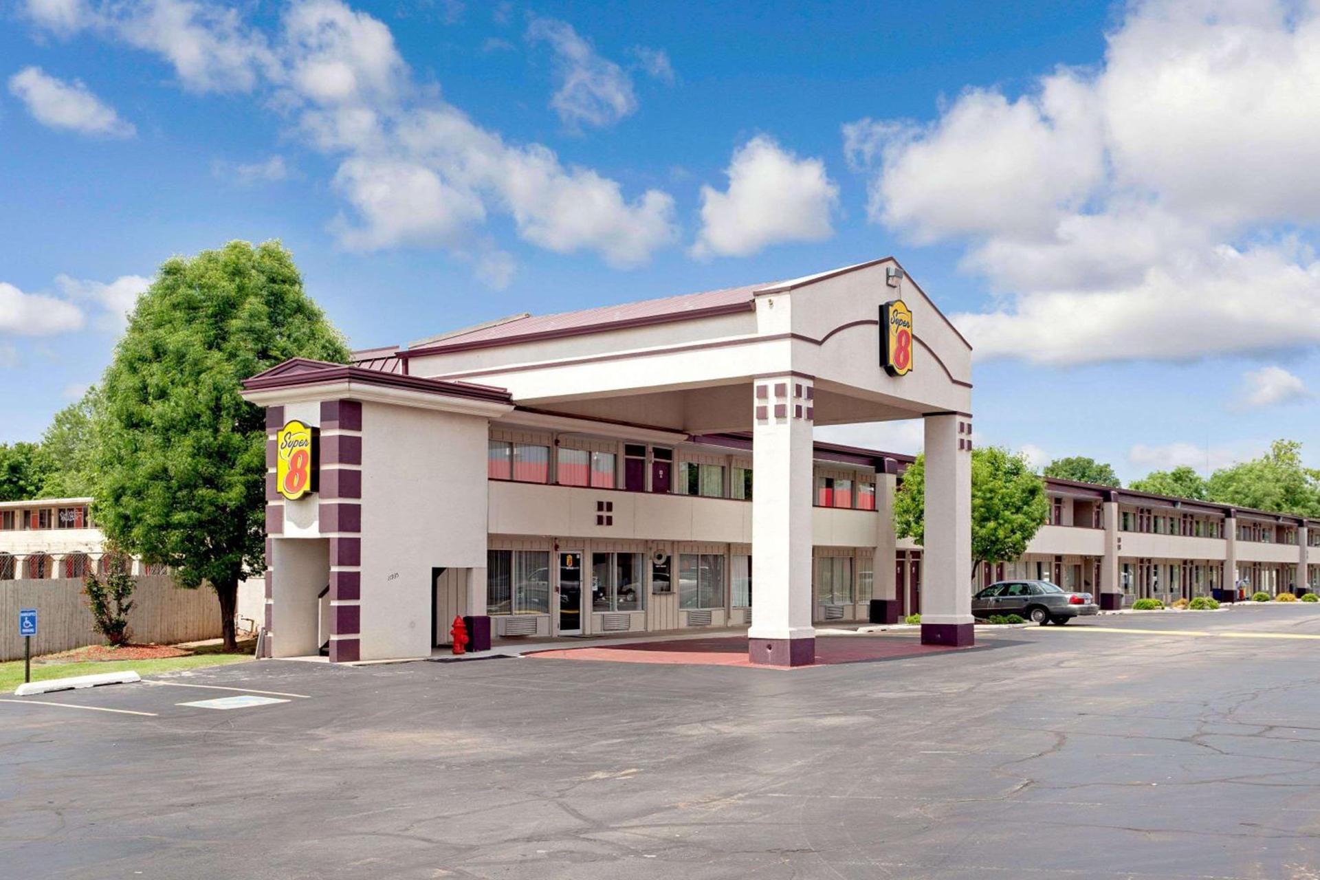Super 8 by Wyndham Oklahoma/Frontier City photo 2