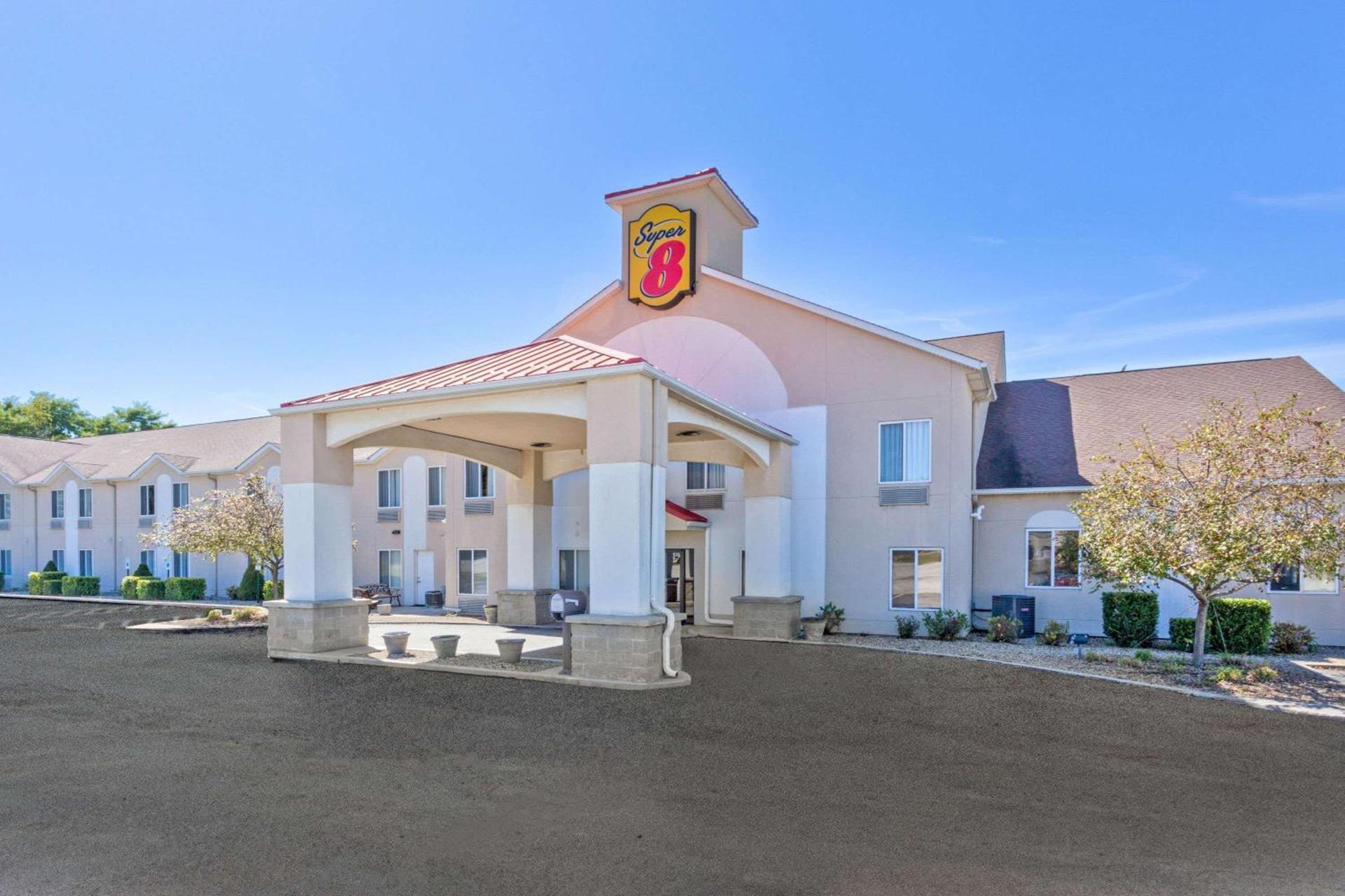 Super 8 by Wyndham Cloverdale IN — hotel in Cloverdale