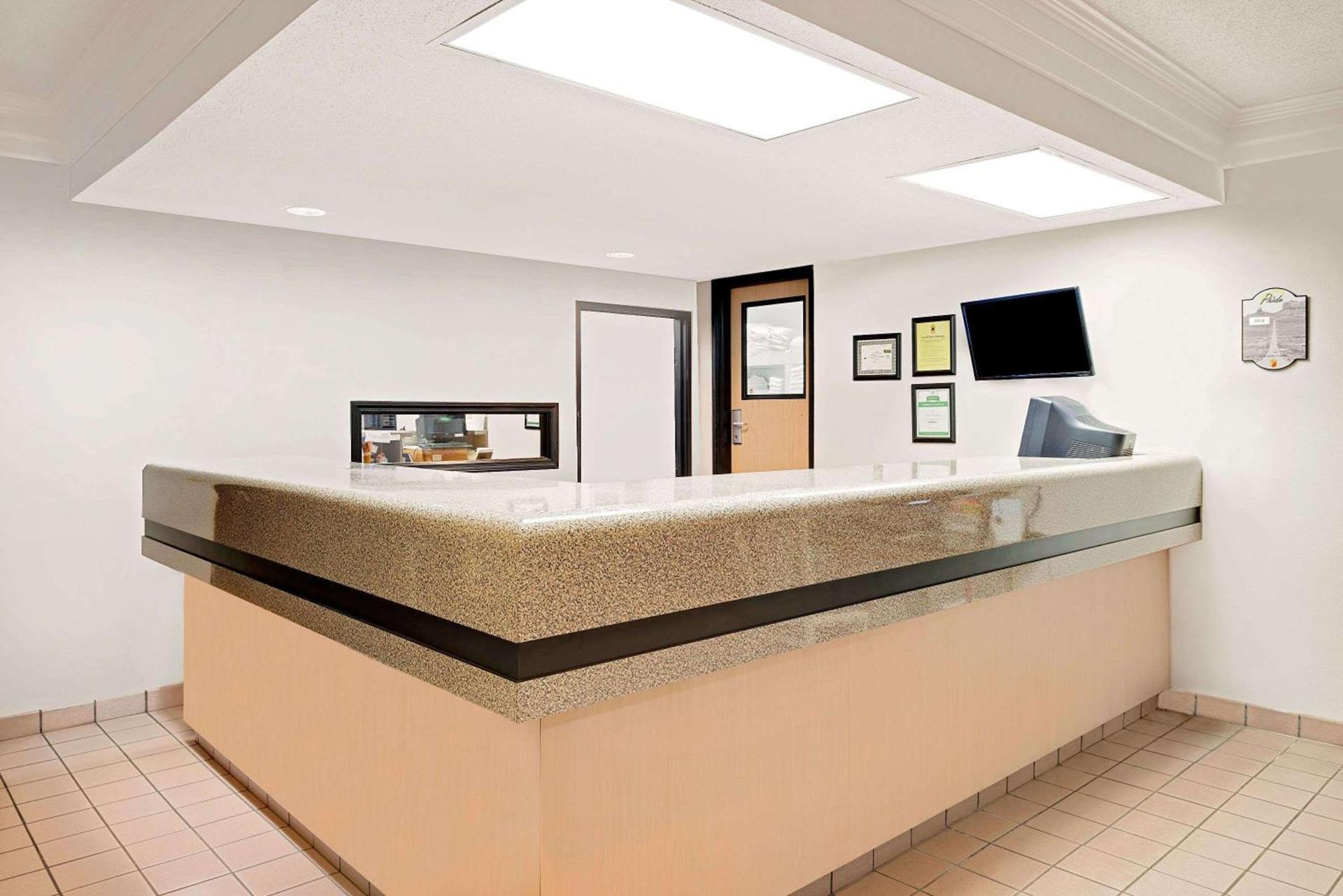 Super 8 by Wyndham Metropolis photo 2