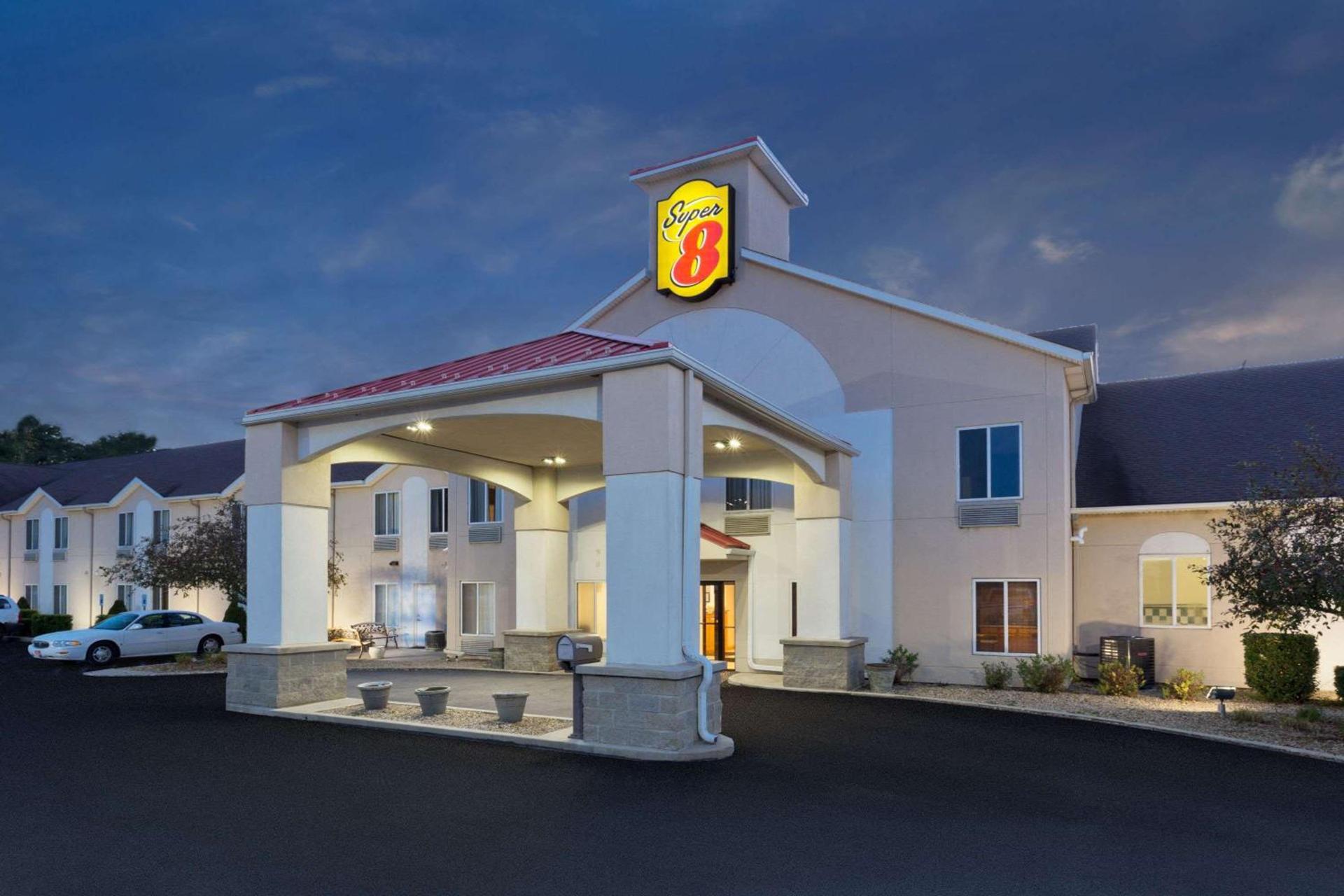 Super 8 by Wyndham Cloverdale IN photo 3