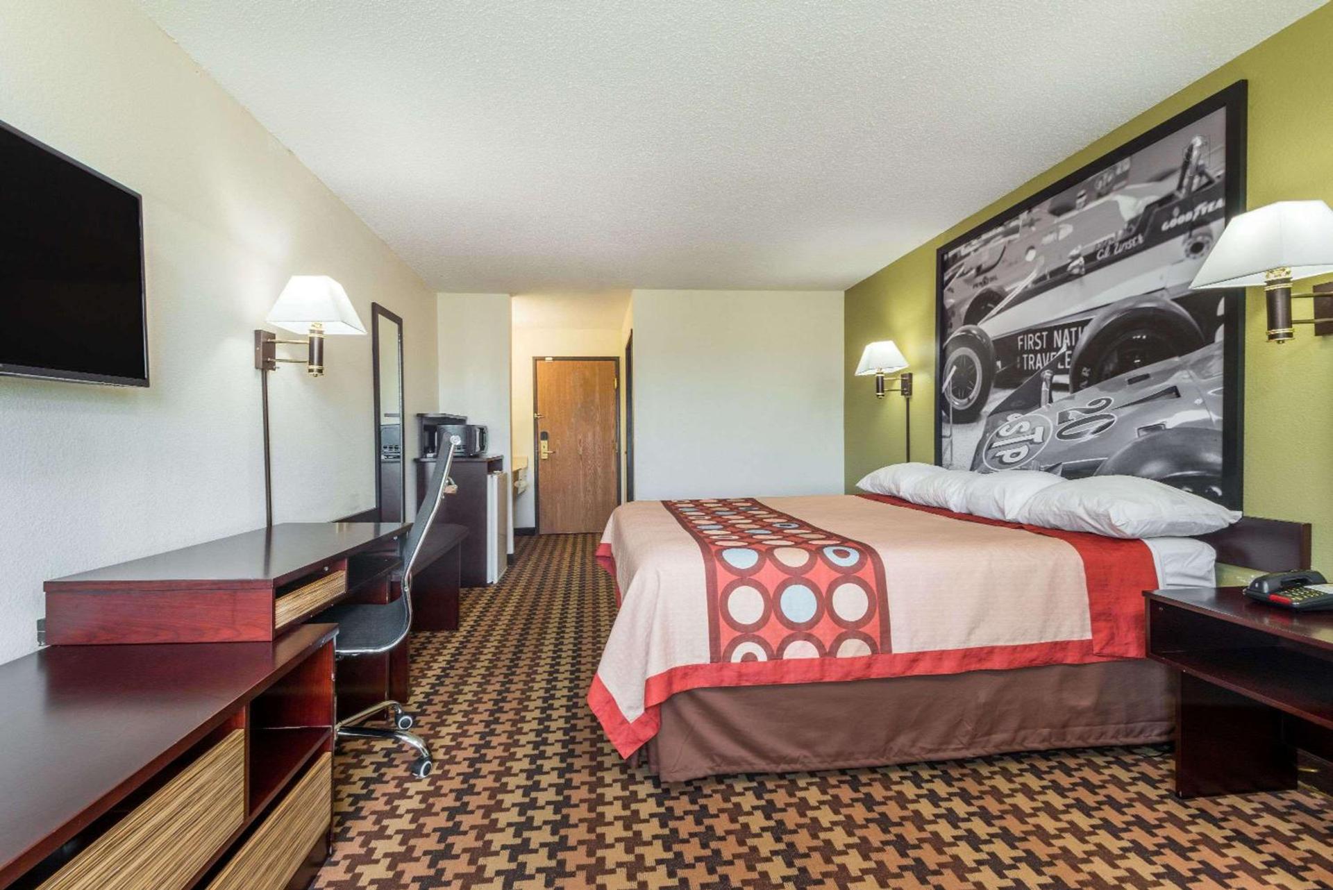 Super 8 by Wyndham Cloverdale IN photo 10