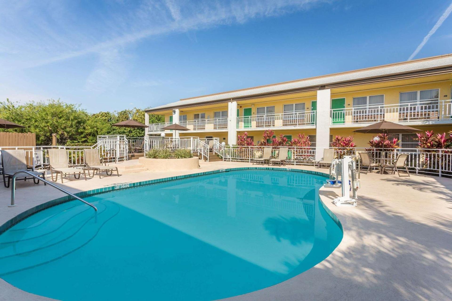 Super 8 by Wyndham Ellenton Bradenton Area photo 4