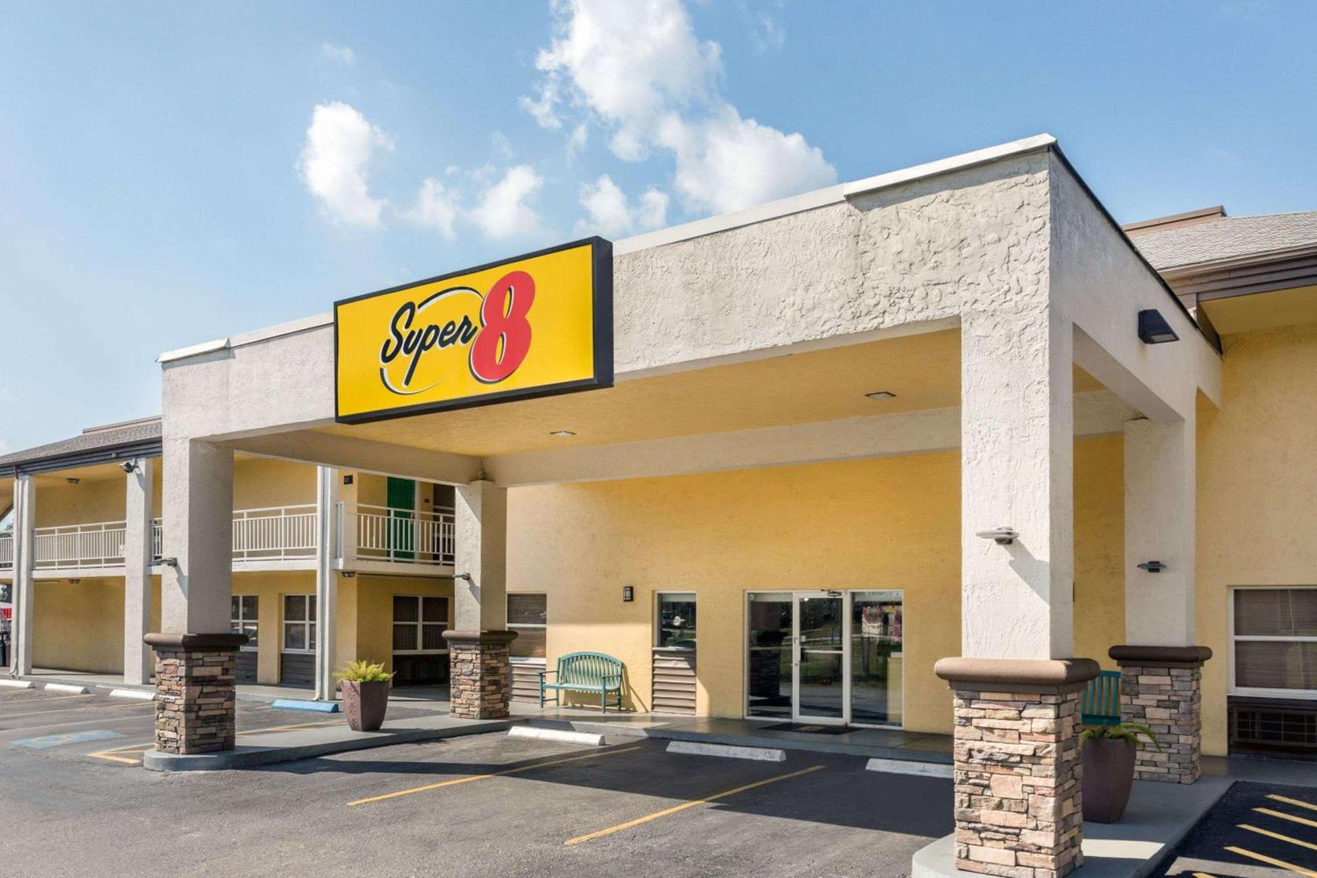 Super 8 by Wyndham Ellenton Bradenton Area photo 2