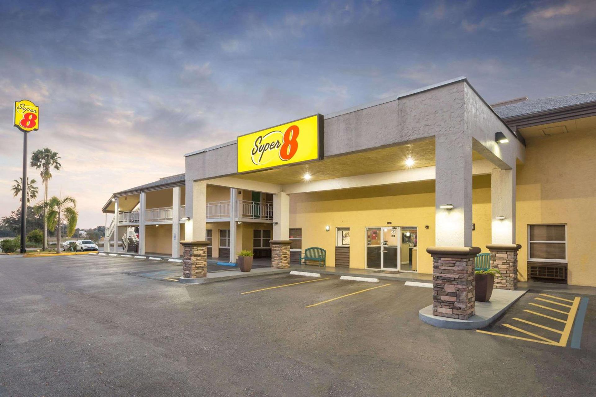 Super 8 by Wyndham Ellenton Bradenton Area photo 1