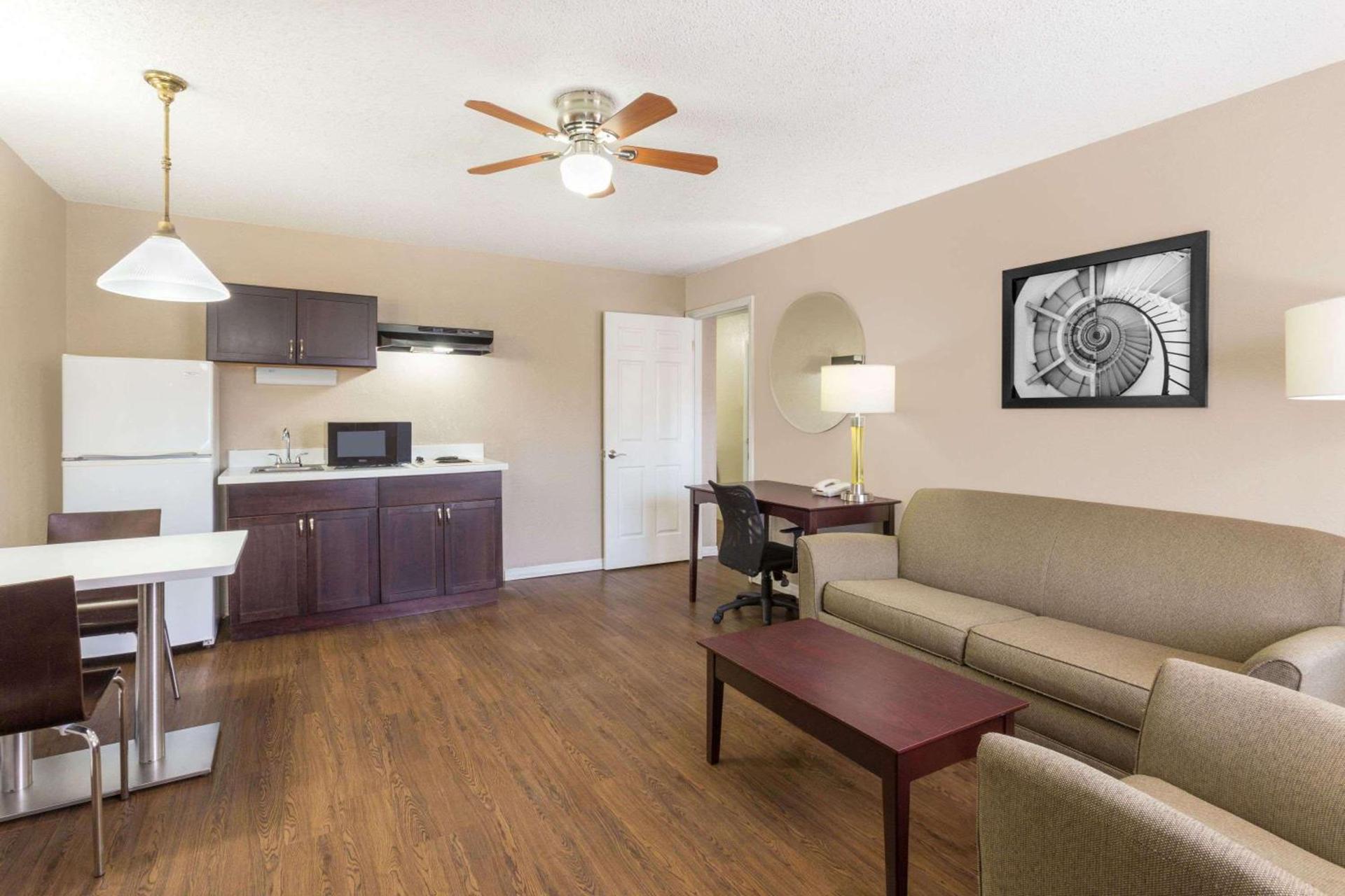 Super 8 by Wyndham Ellenton Bradenton Area photo 7