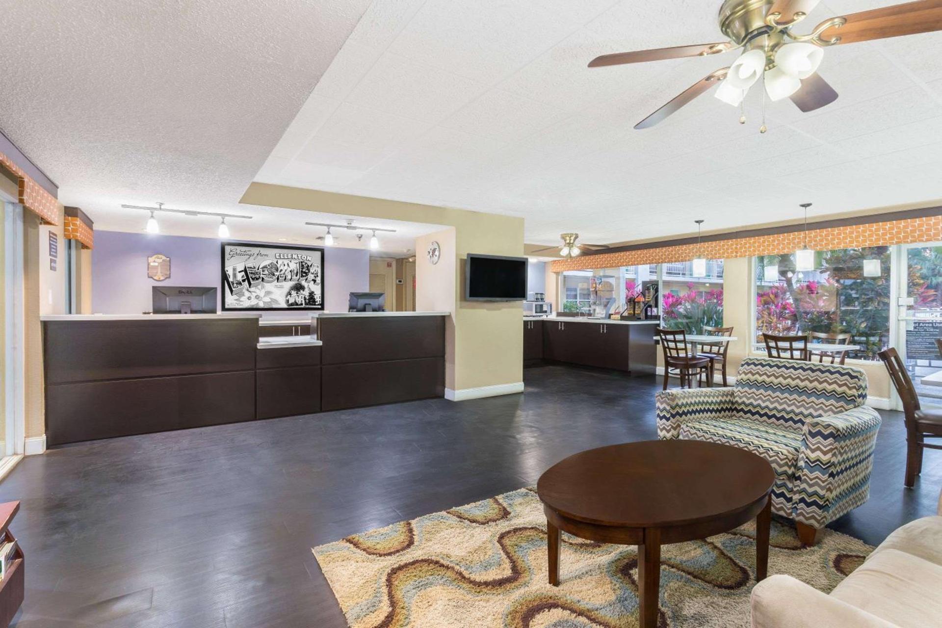 Super 8 by Wyndham Ellenton Bradenton Area photo 3