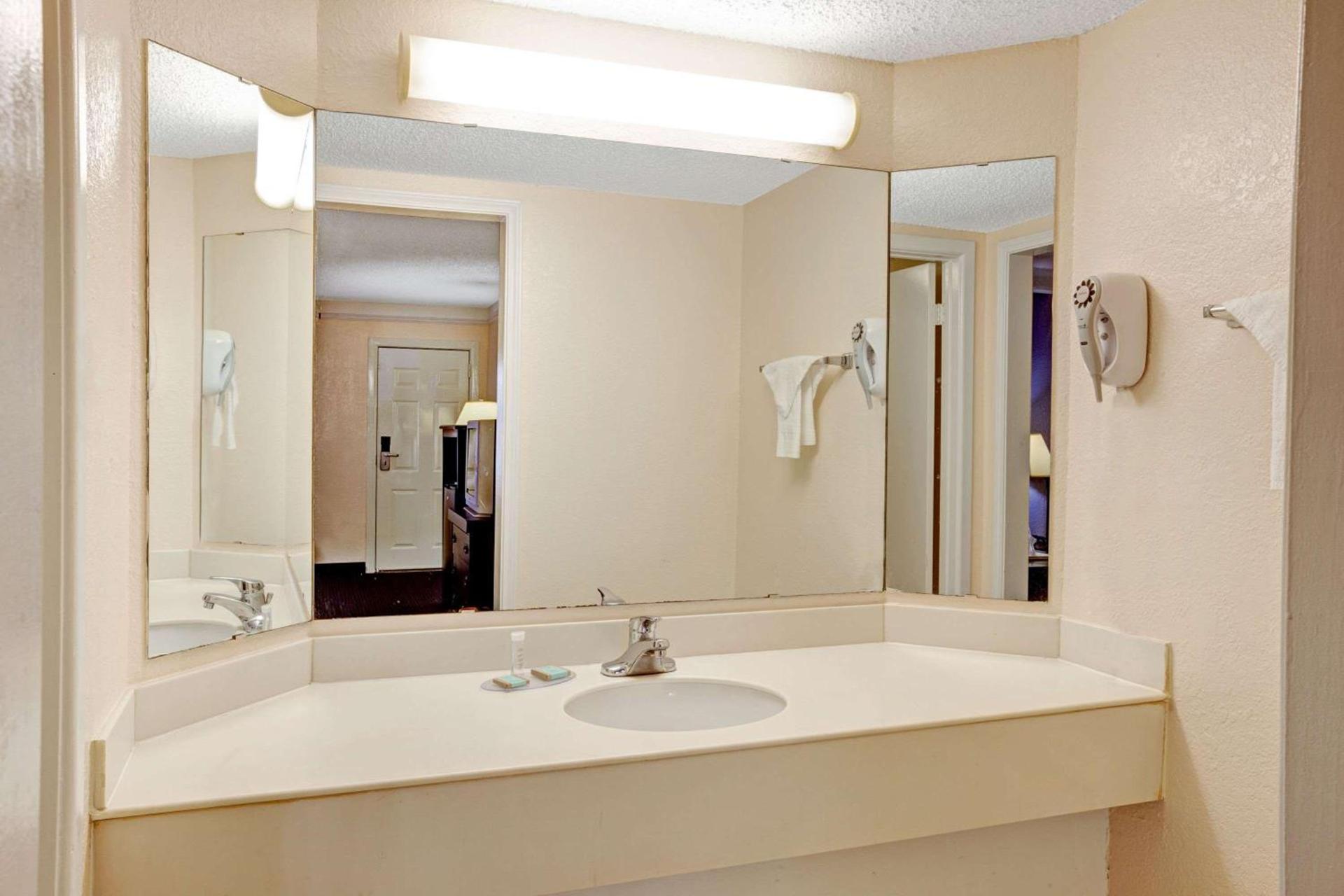Travelodge by Wyndham North Richland Hills/Dallas/Ft Worth photo 6