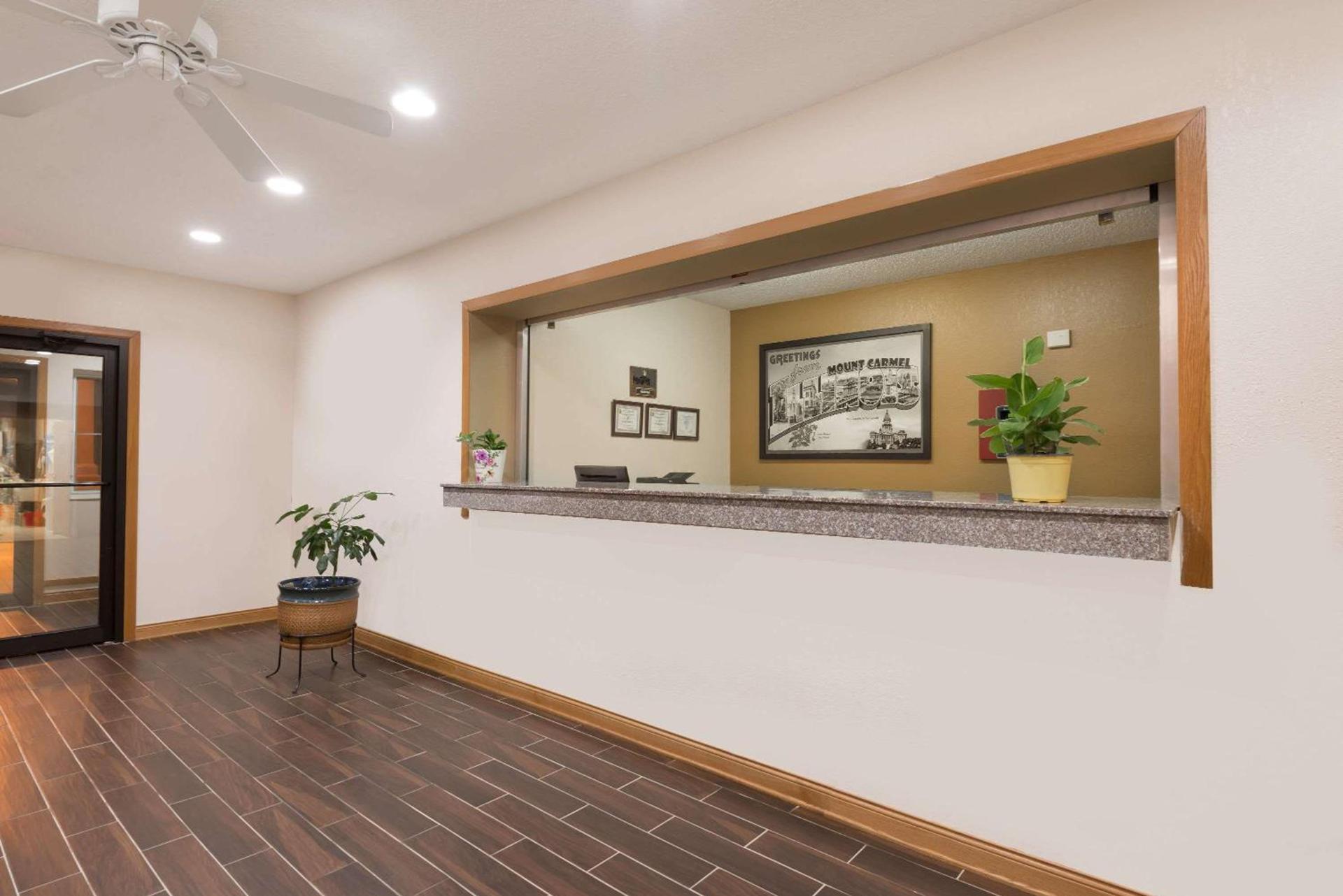 Super 8 by Wyndham Mt. Carmel IL photo 2