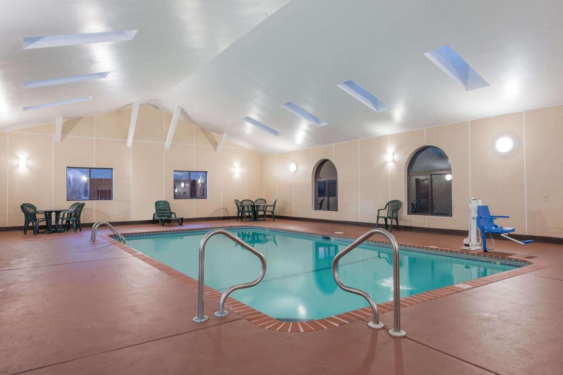 Super 8 by Wyndham St Charles photo 4