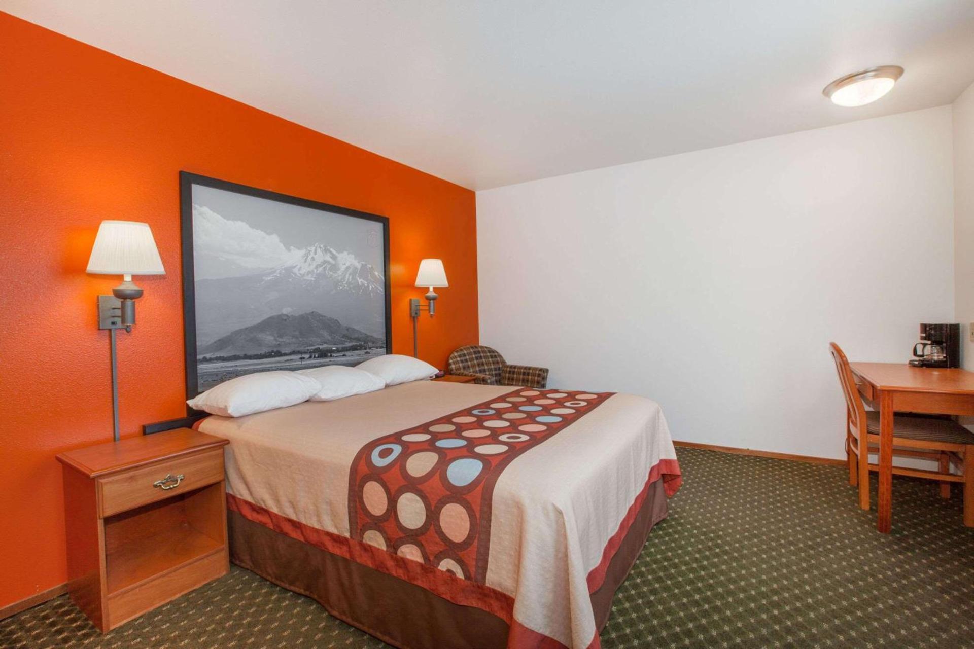 Super 8 by Wyndham Cloverdale Wine Country photo 2