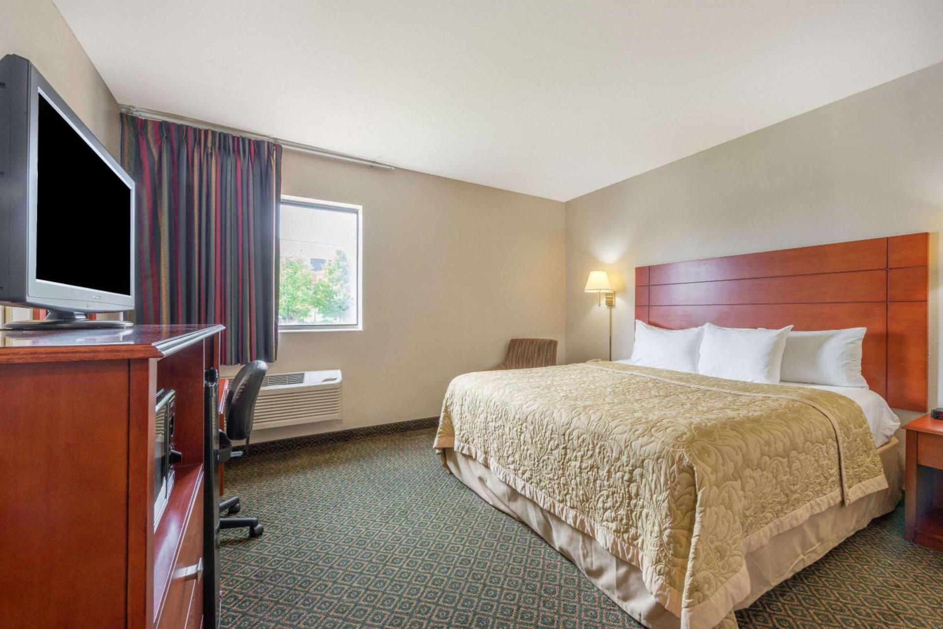 Super 8 by Wyndham St Charles photo 10