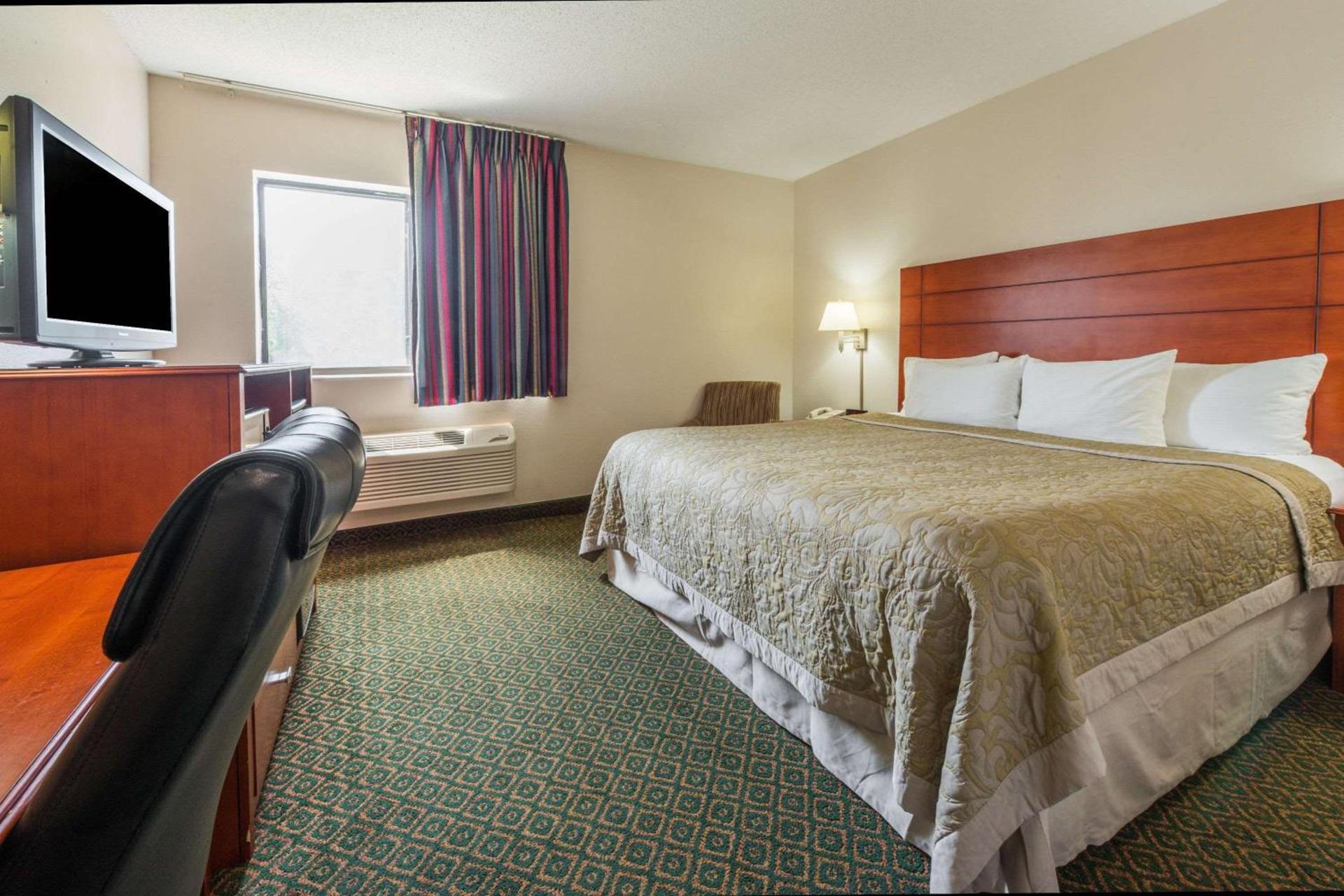 Super 8 by Wyndham St Charles photo 9