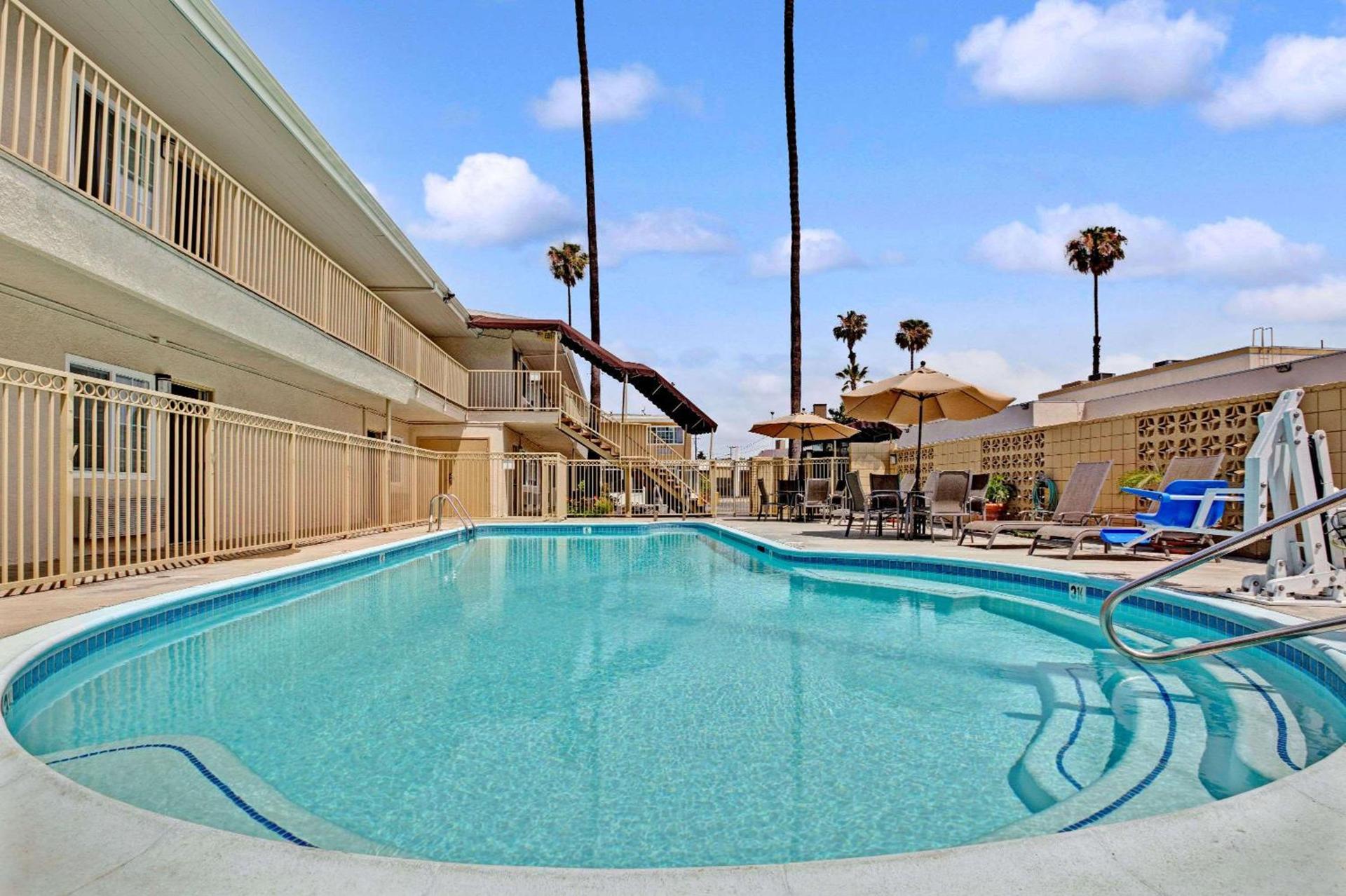 Super 8 by Wyndham Los Angeles-Culver City Area photo 2