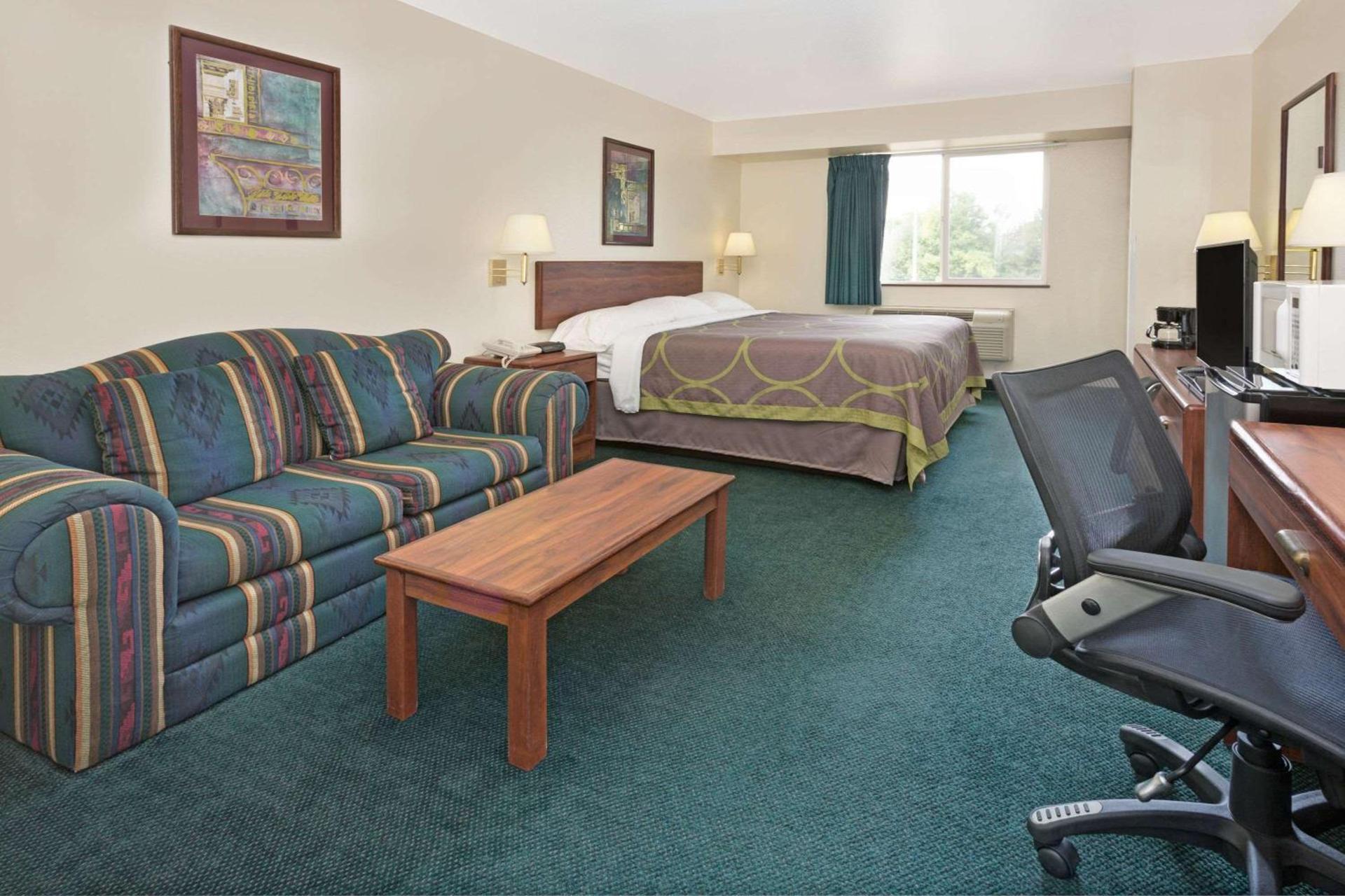 Super 8 by Wyndham Windsor photo 5