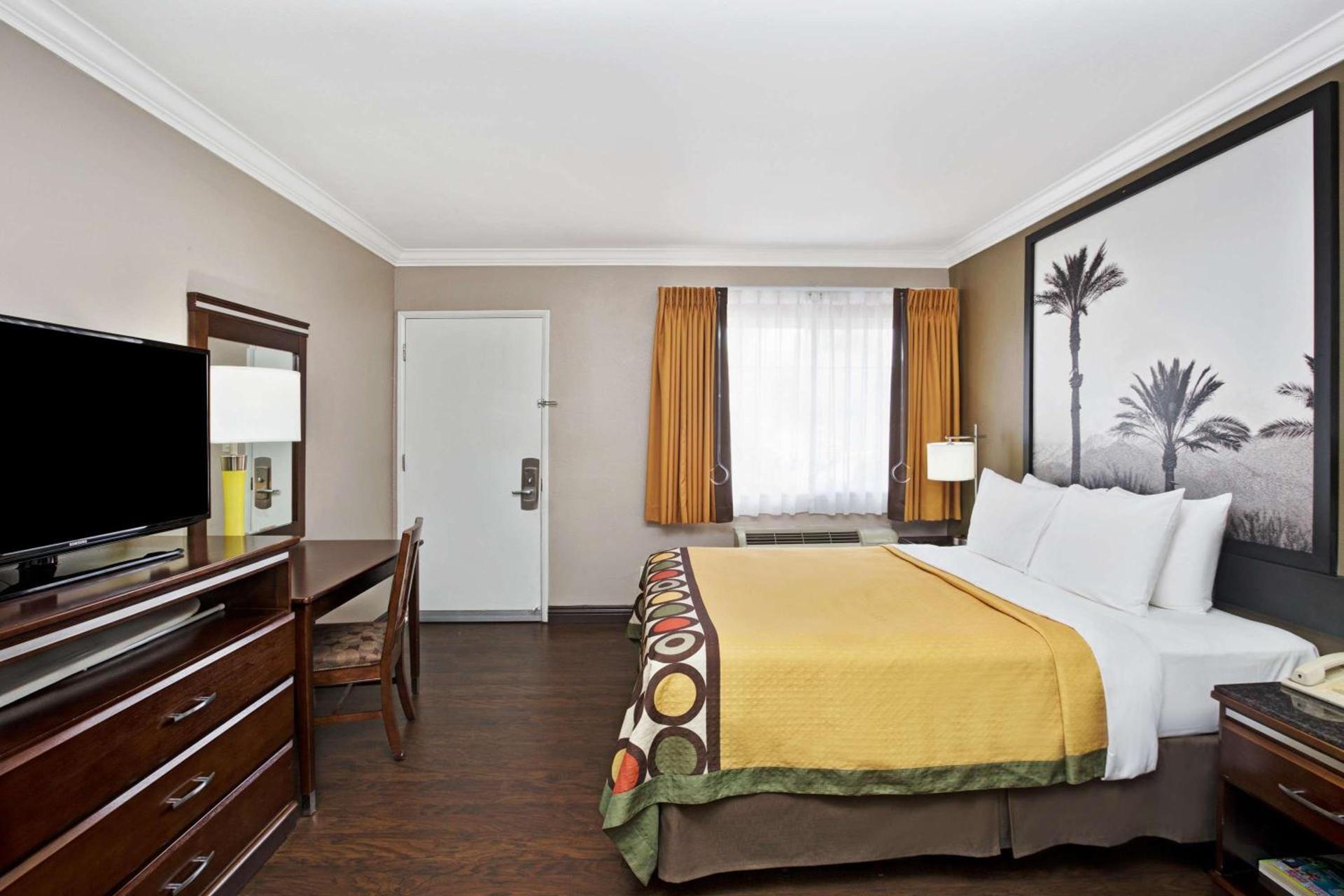 Super 8 by Wyndham Los Angeles-Culver City Area photo 4