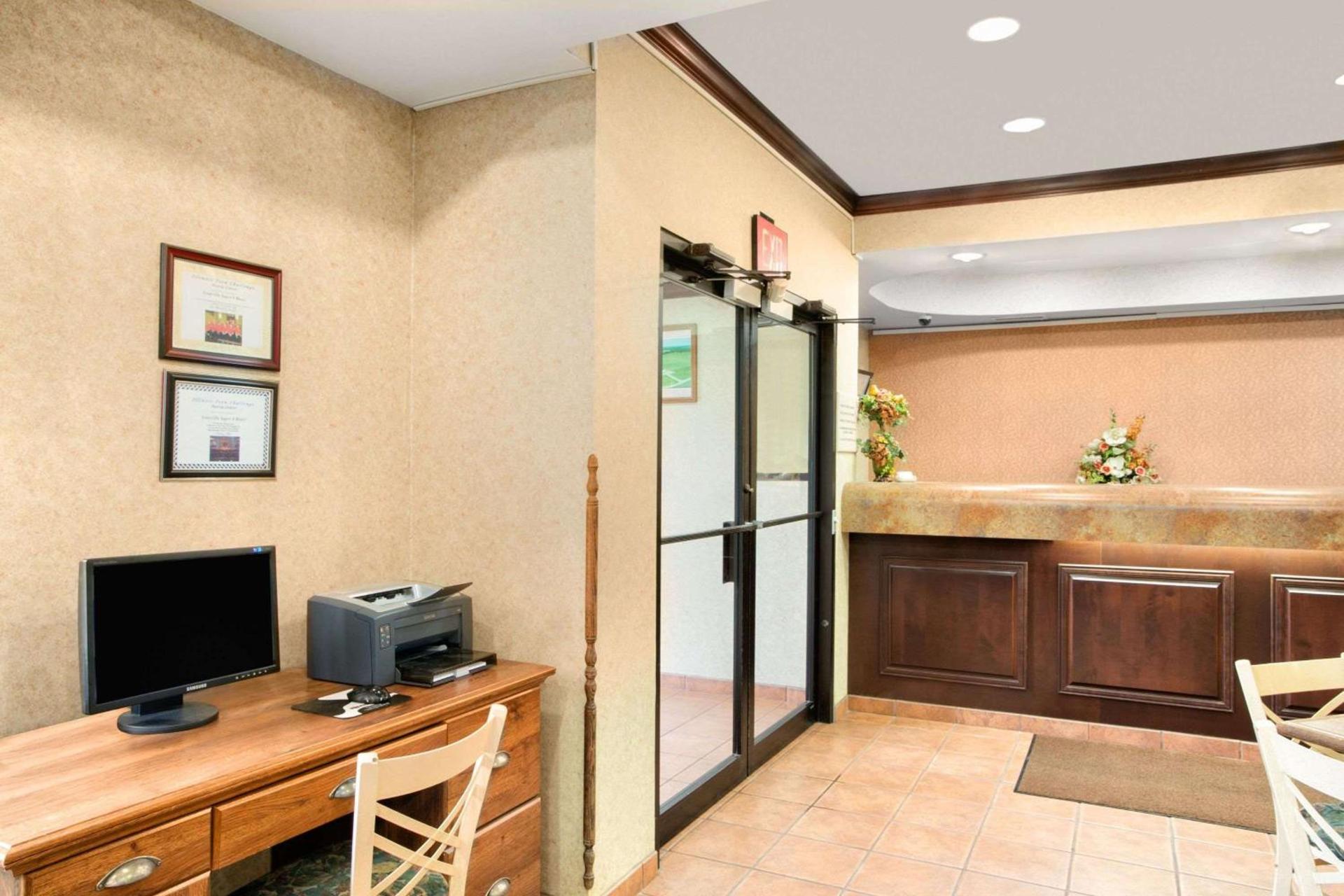 Super 8 by Wyndham Grayville photo 2