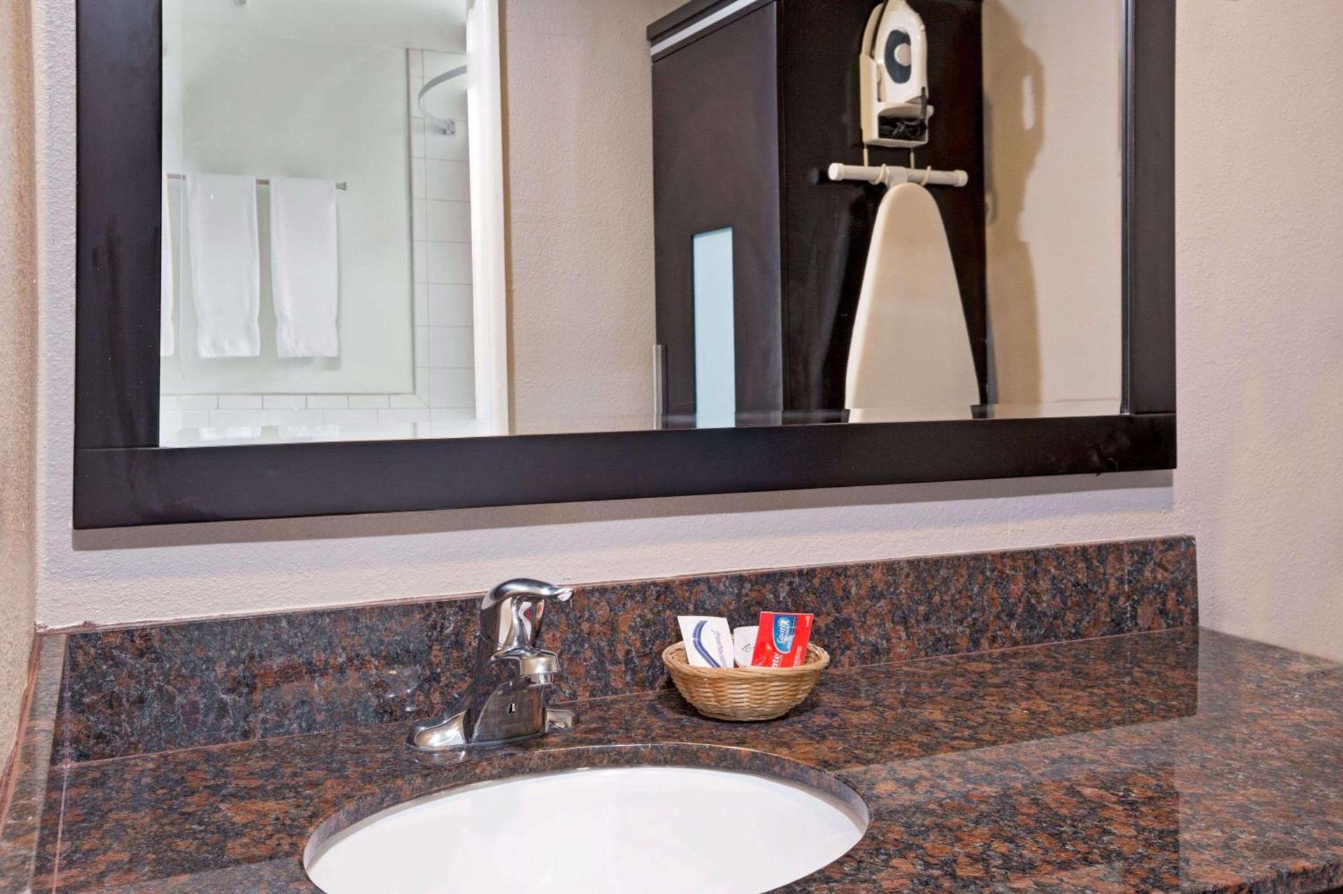 Super 8 by Wyndham Los Angeles-Culver City Area photo 6