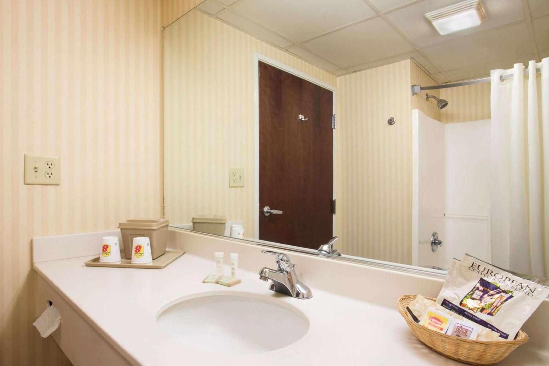 Super 8 by Wyndham Grayville photo 5