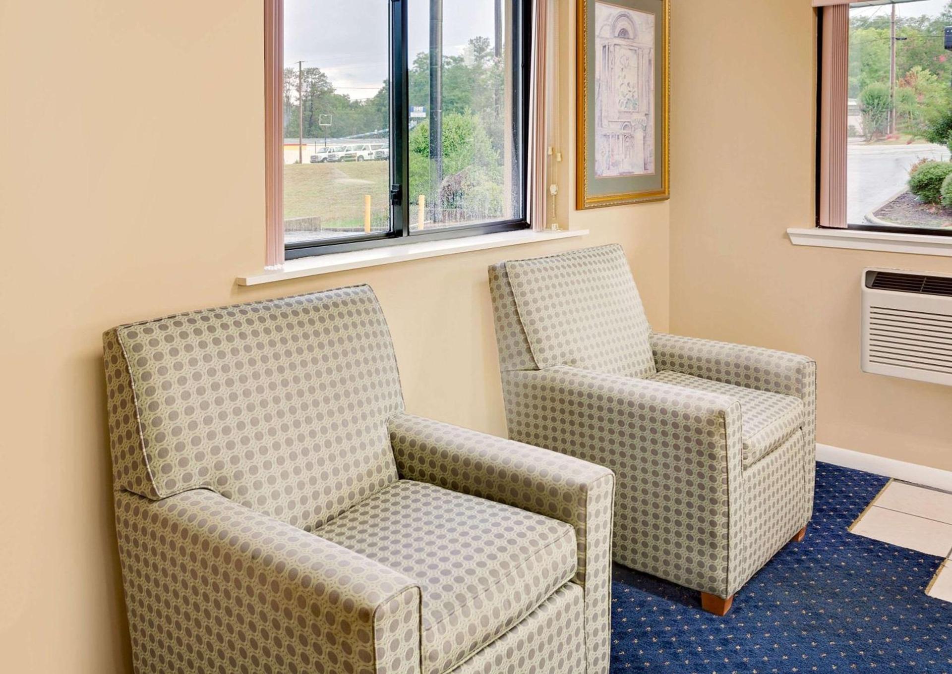 Super 8 by Wyndham Laurel photo 2