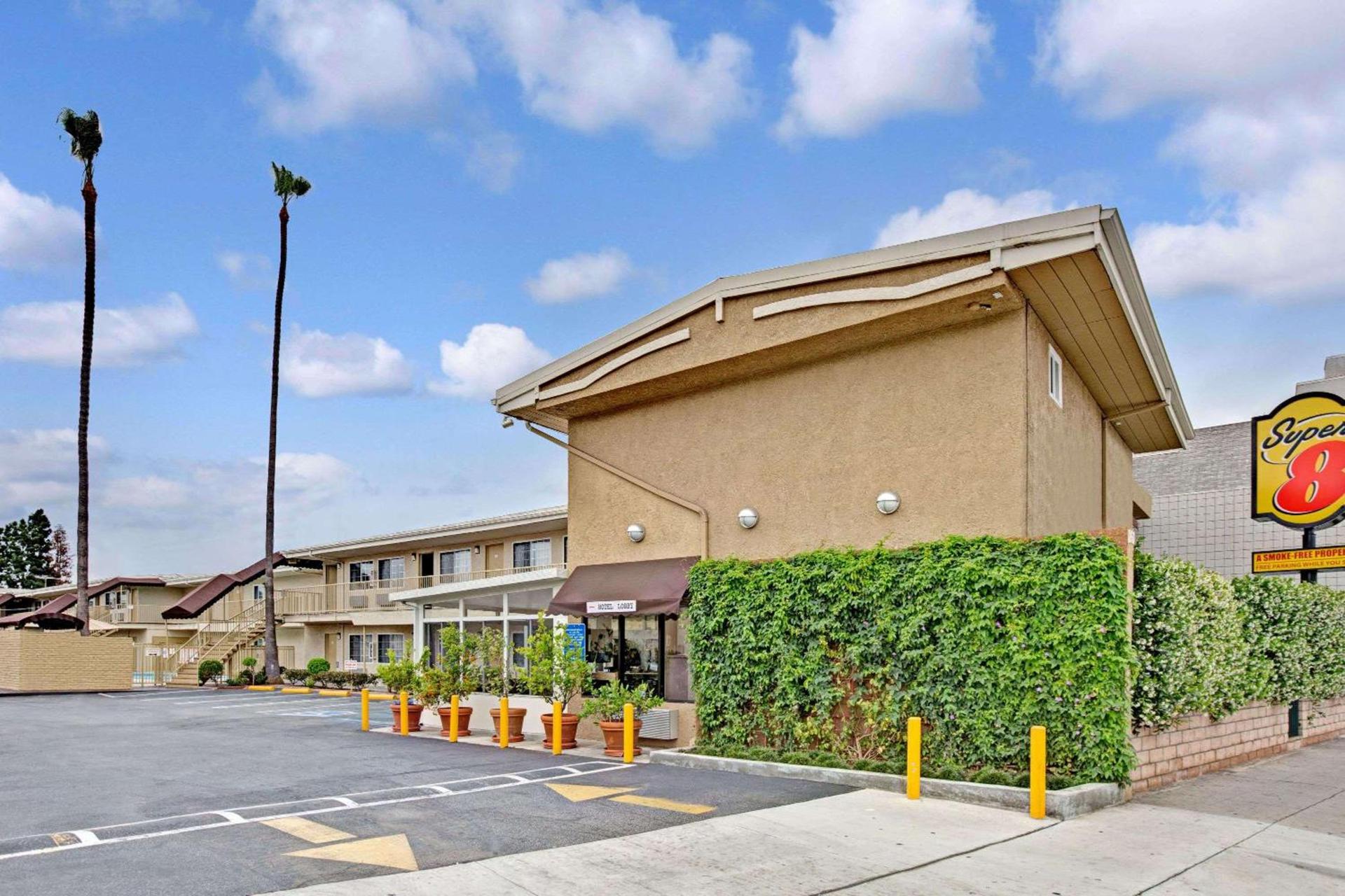 Super 8 by Wyndham Los Angeles-Culver City Area photo 1