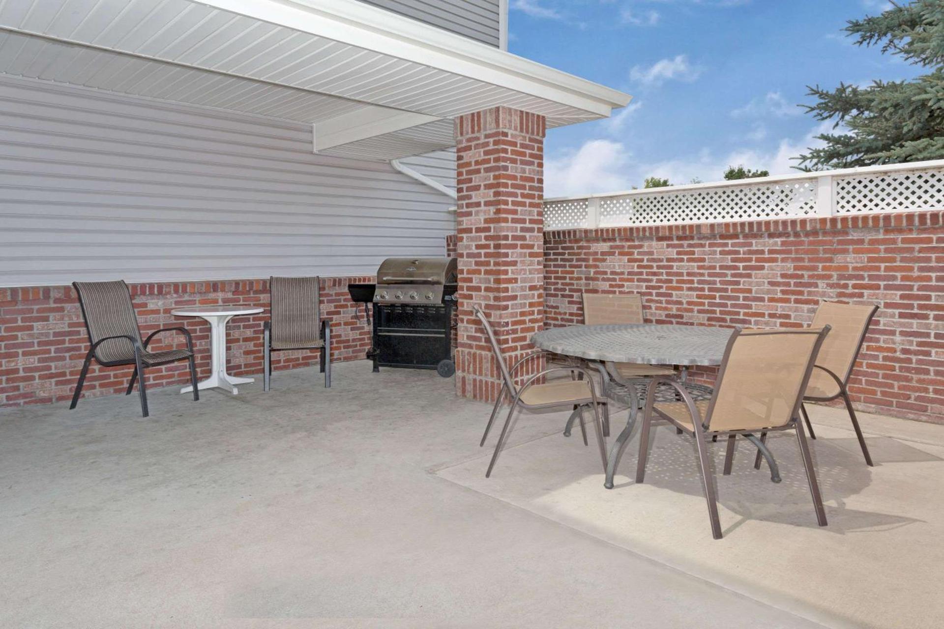 Super 8 by Wyndham Windsor photo 2
