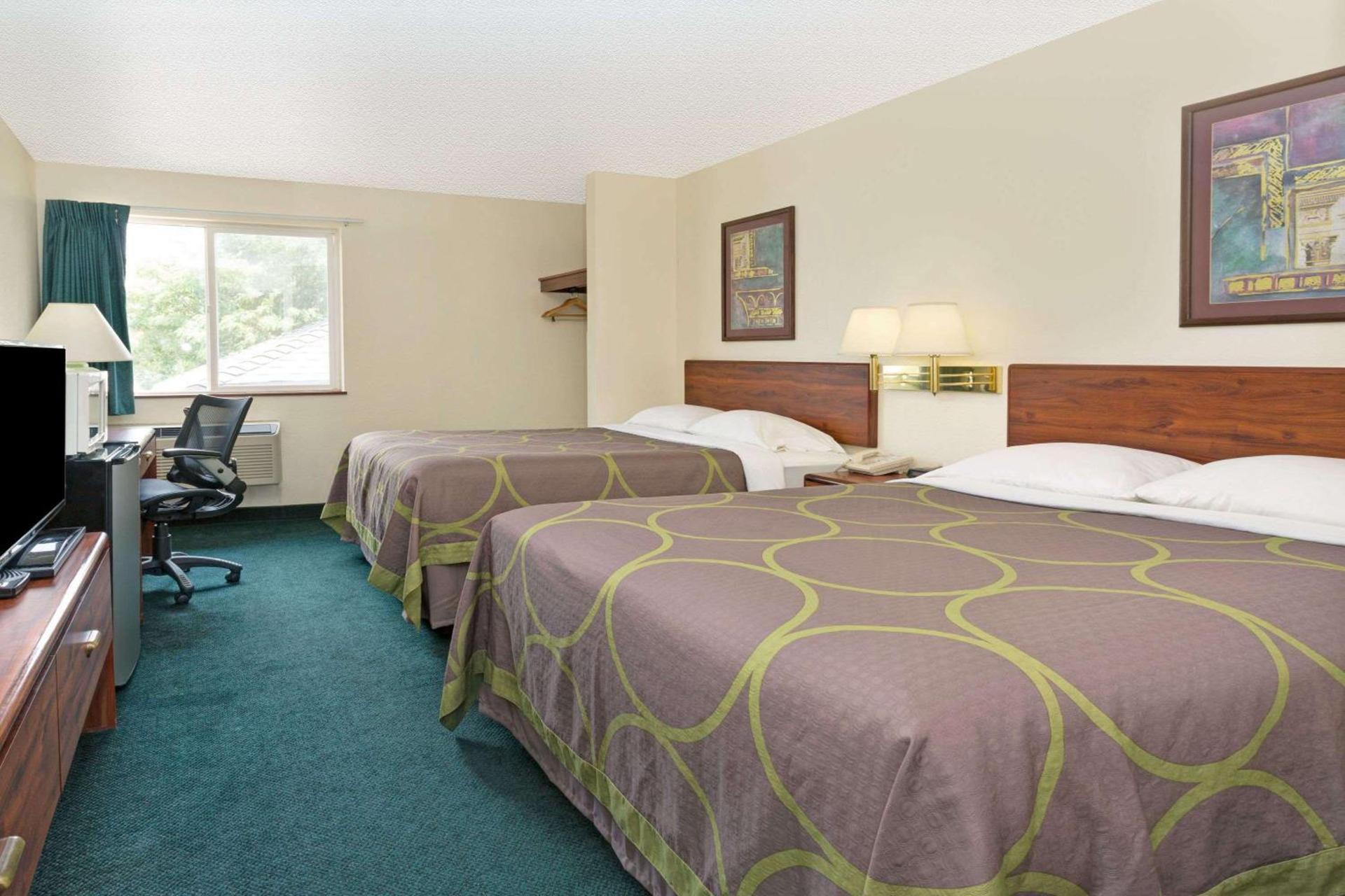 Super 8 by Wyndham Windsor photo 7