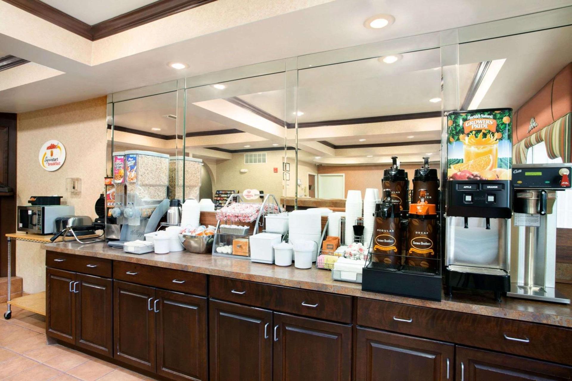 Super 8 by Wyndham Grayville photo 6