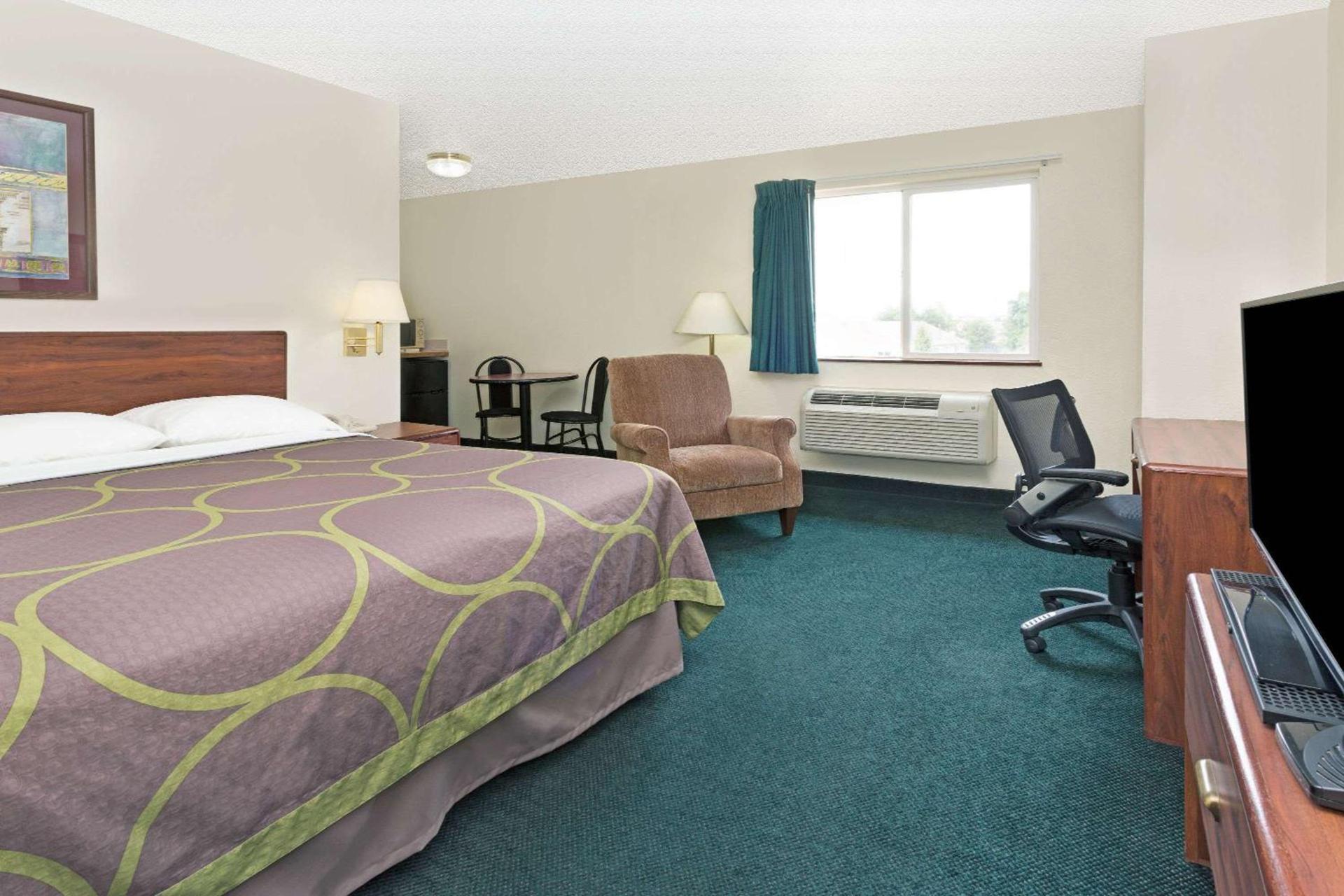 Super 8 by Wyndham Windsor photo 4