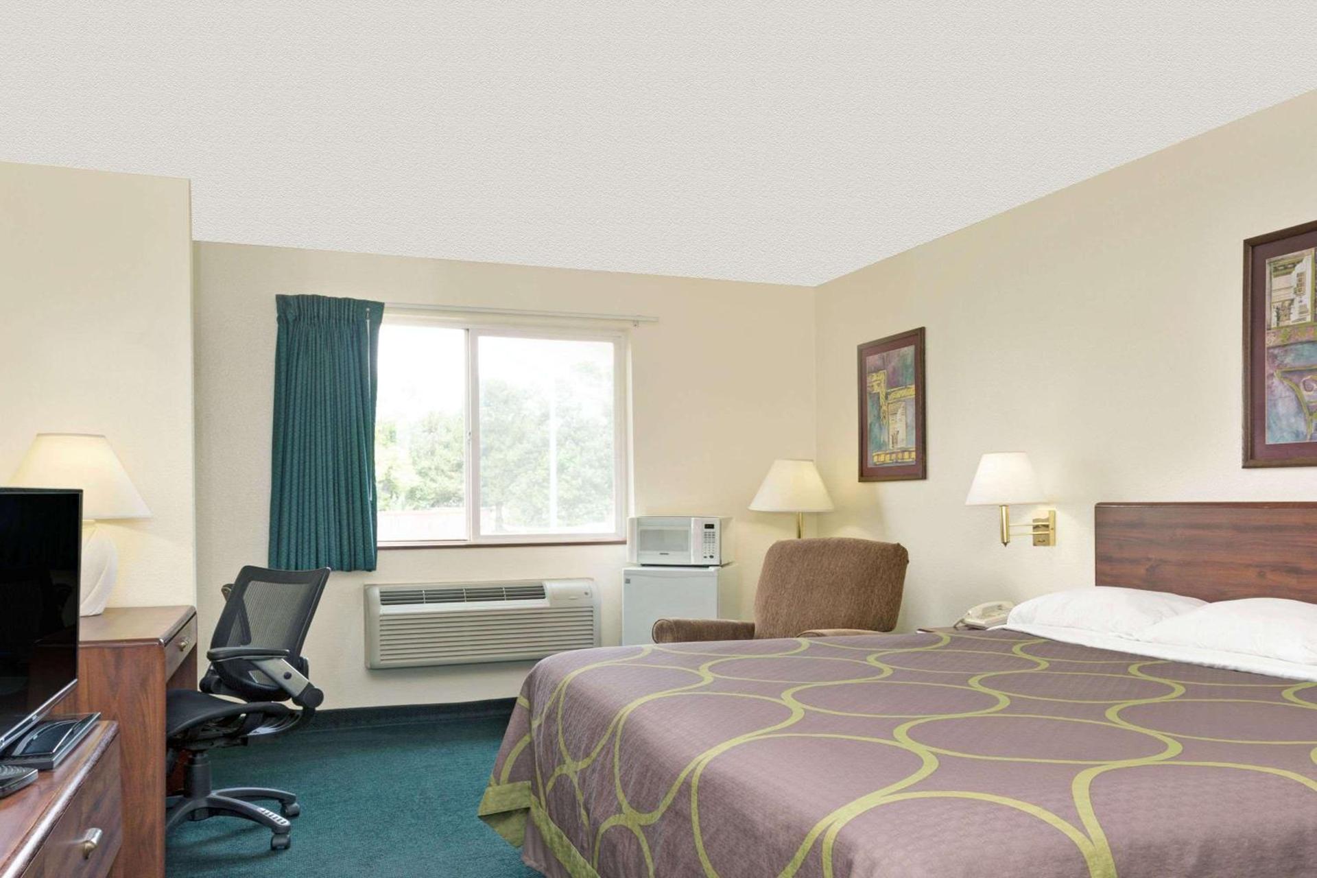 Super 8 by Wyndham Windsor photo 9